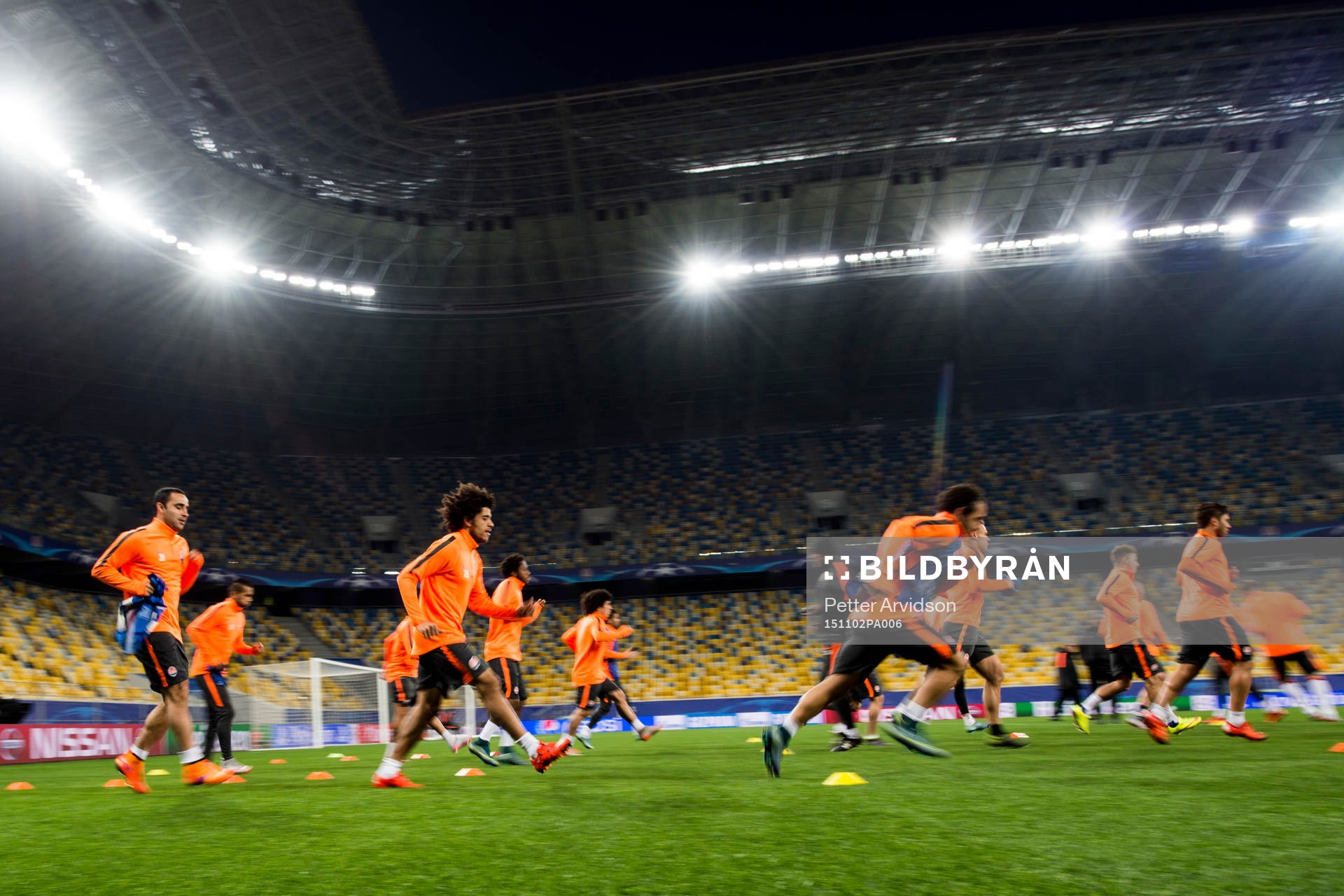 Shakhtar Donetsks spelare under en träning inför fotbollsmatchen i Champions League den 2 november 2015 i Lviv.