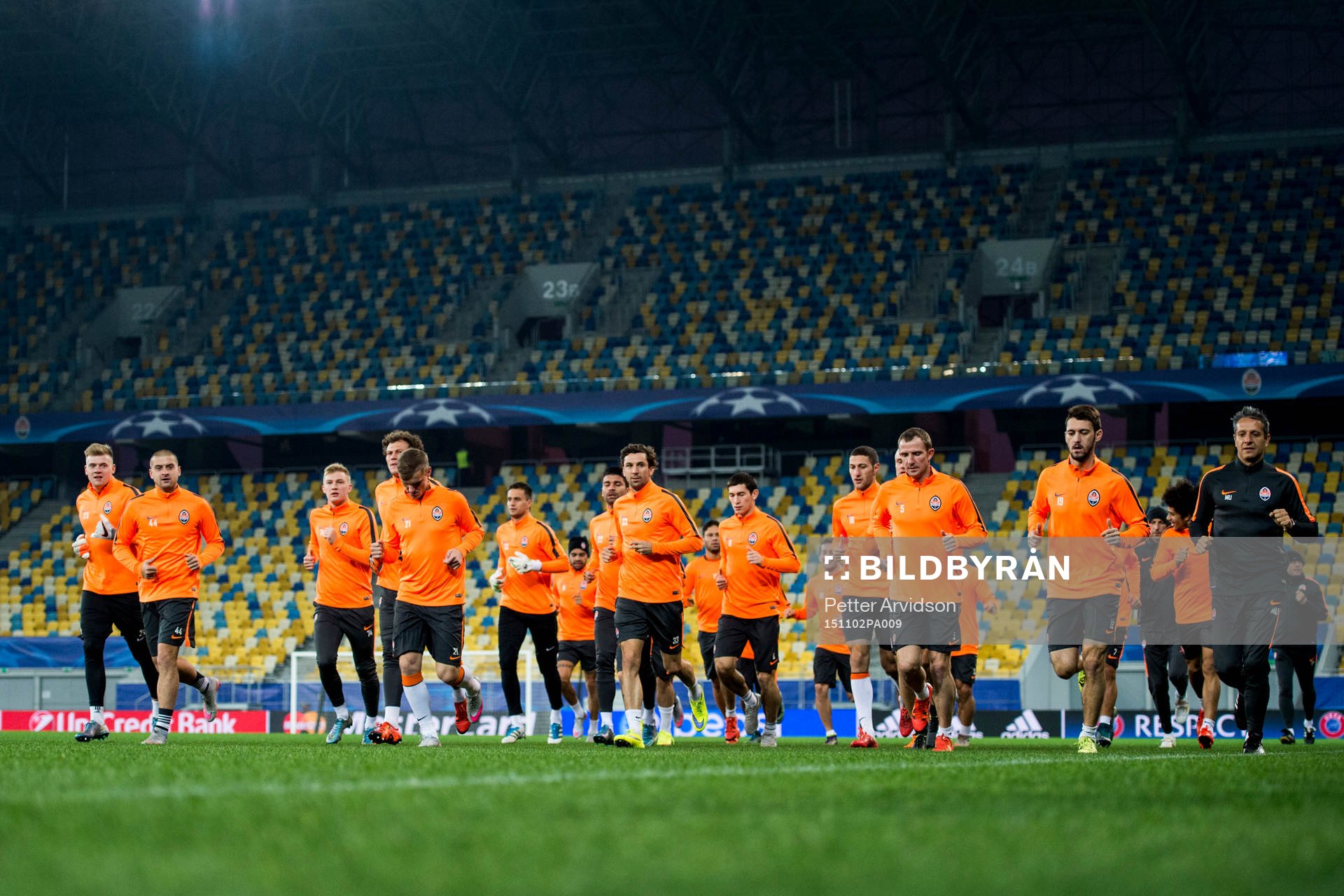 Shakhtar Donetsks spelare under en träning inför fotbollsmatchen i Champions League den 2 november 2015 i Lviv.