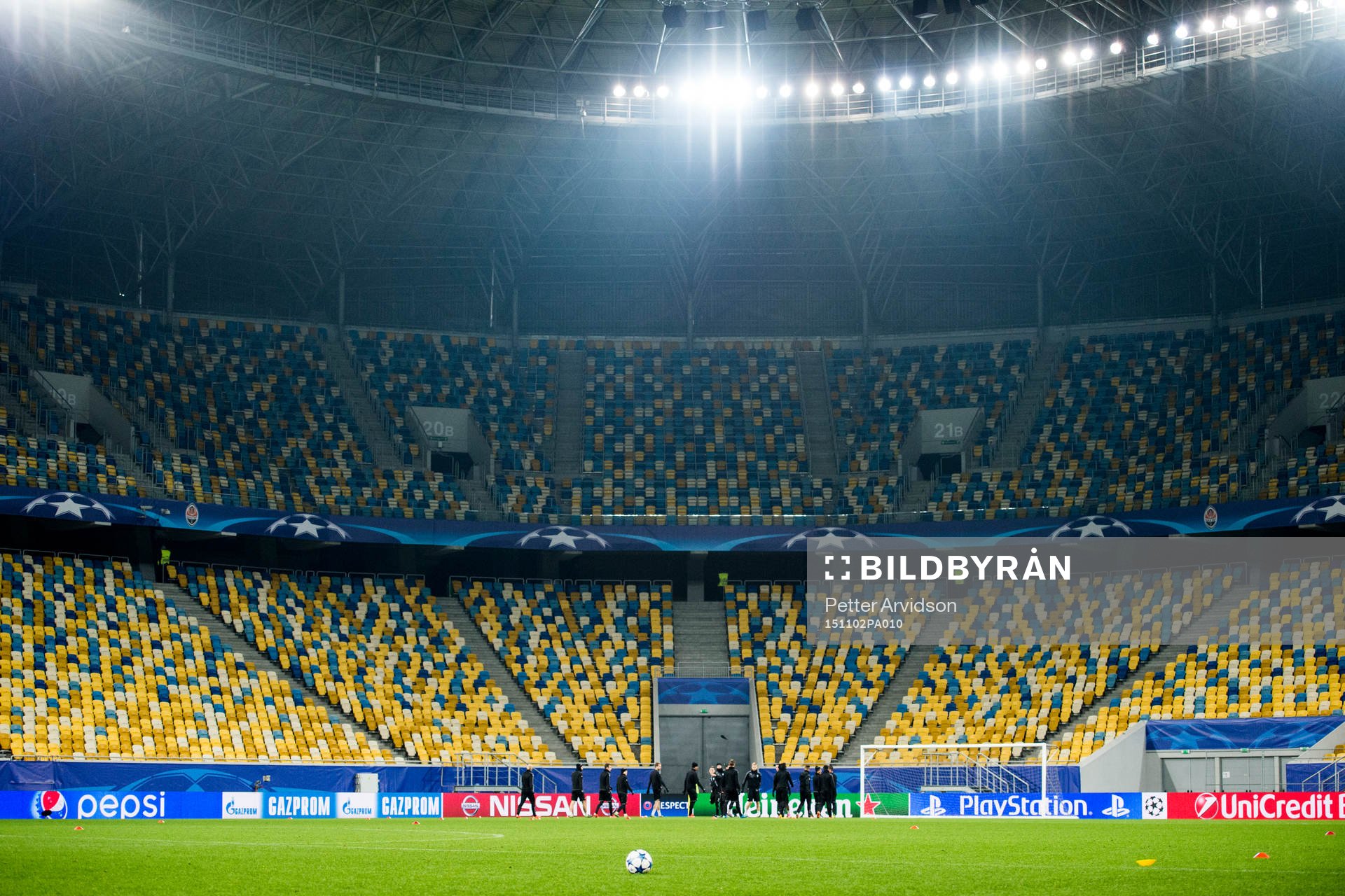 Malmö FFs spelare tränar längst ner i hörnan på Arena Lviv under en träning inför fotbollsmatchen i Champions League den 2 november 2015 i Lviv.