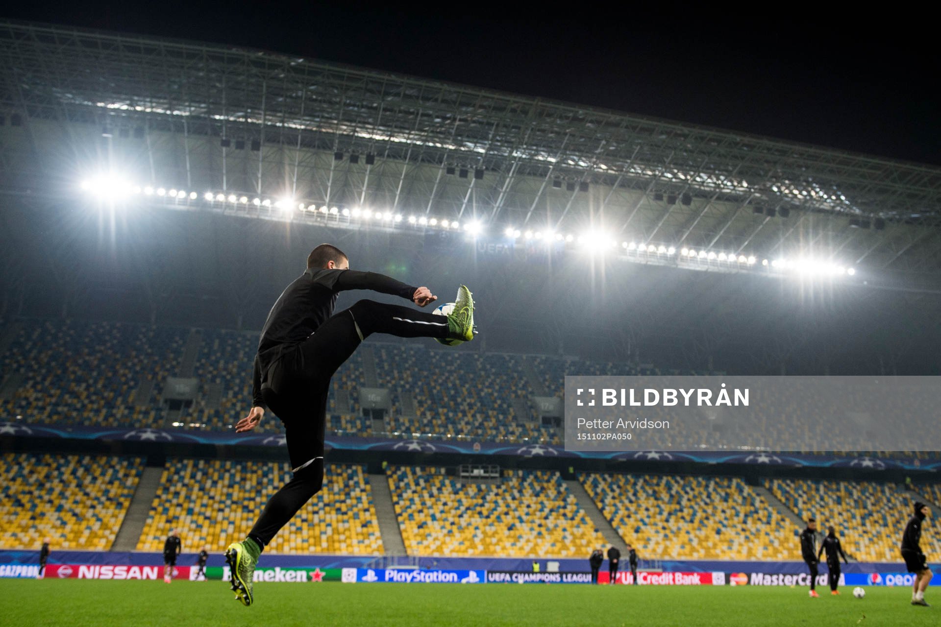 Malmö FFs Vladimir Rodic plockar ner en boll under en träning inför fotbollsmatchen i Champions League den 2 november 2015 i Lviv.
