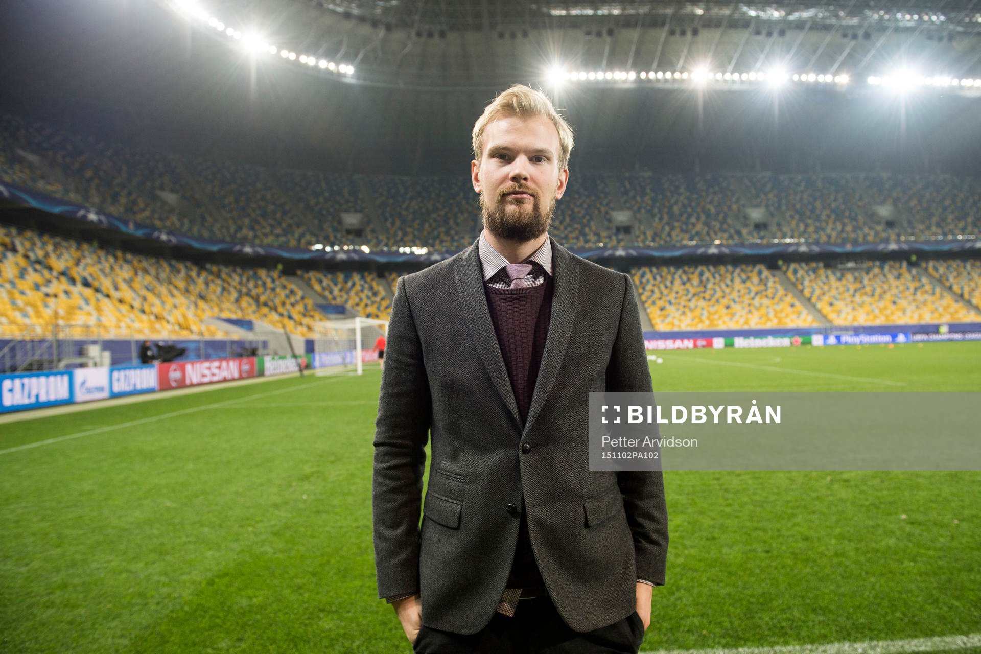 Bylinebild Johan Wall reporter på Expressen inne på Arena Lviv under en träning inför fotbollsmatchen i Champions League den 2 november 2015 i Lviv.