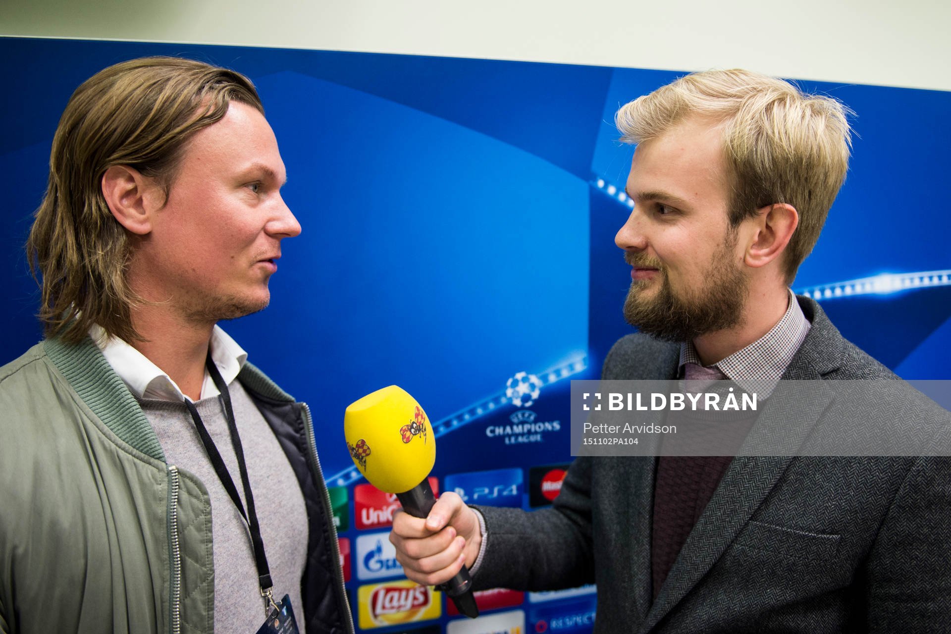 Stillbild till TV-synk Daniel Kristofferson och Johan Wall reportrar på Expressen under en träning inför fotbollsmatchen i Champions League den 2 november 2015 i Lviv.