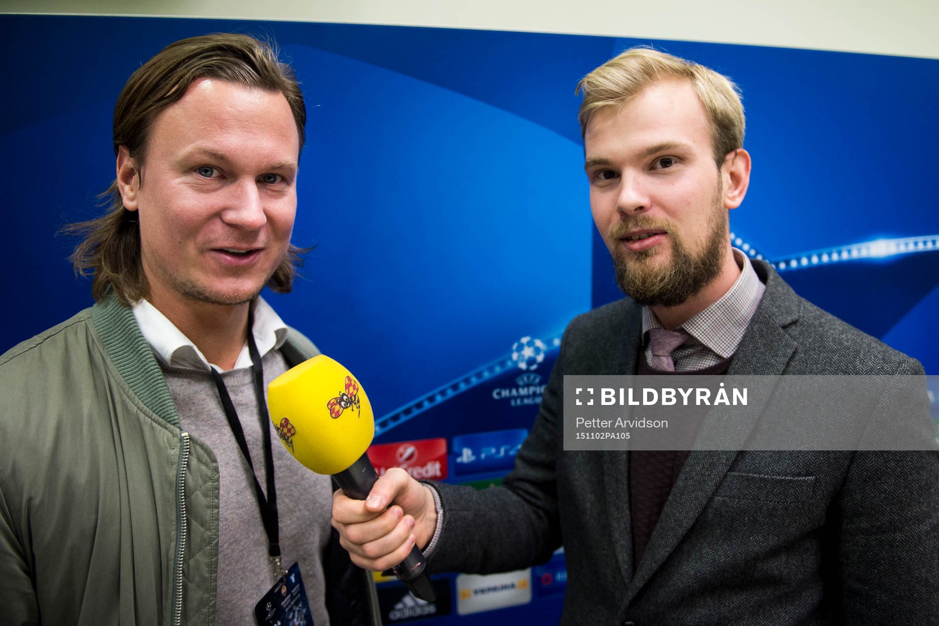 Stillbild till TV-synk Daniel Kristofferson och Johan Wall reportrar på Expressen under en träning inför fotbollsmatchen i Champions League den 2 november 2015 i Lviv.