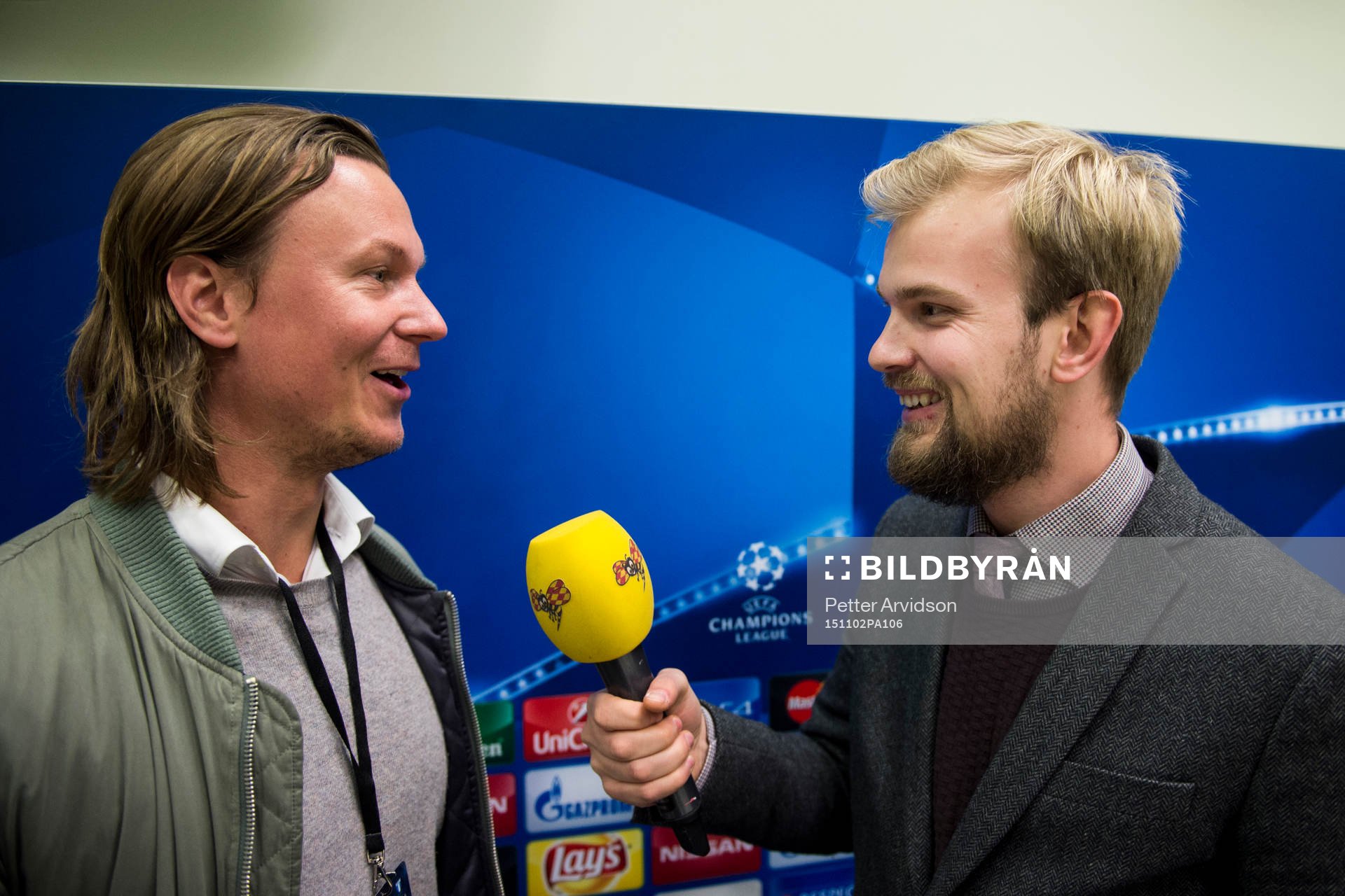 Stillbild till TV-synk Daniel Kristofferson och Johan Wall reportrar på Expressen under en träning inför fotbollsmatchen i Champions League den 2 november 2015 i Lviv.