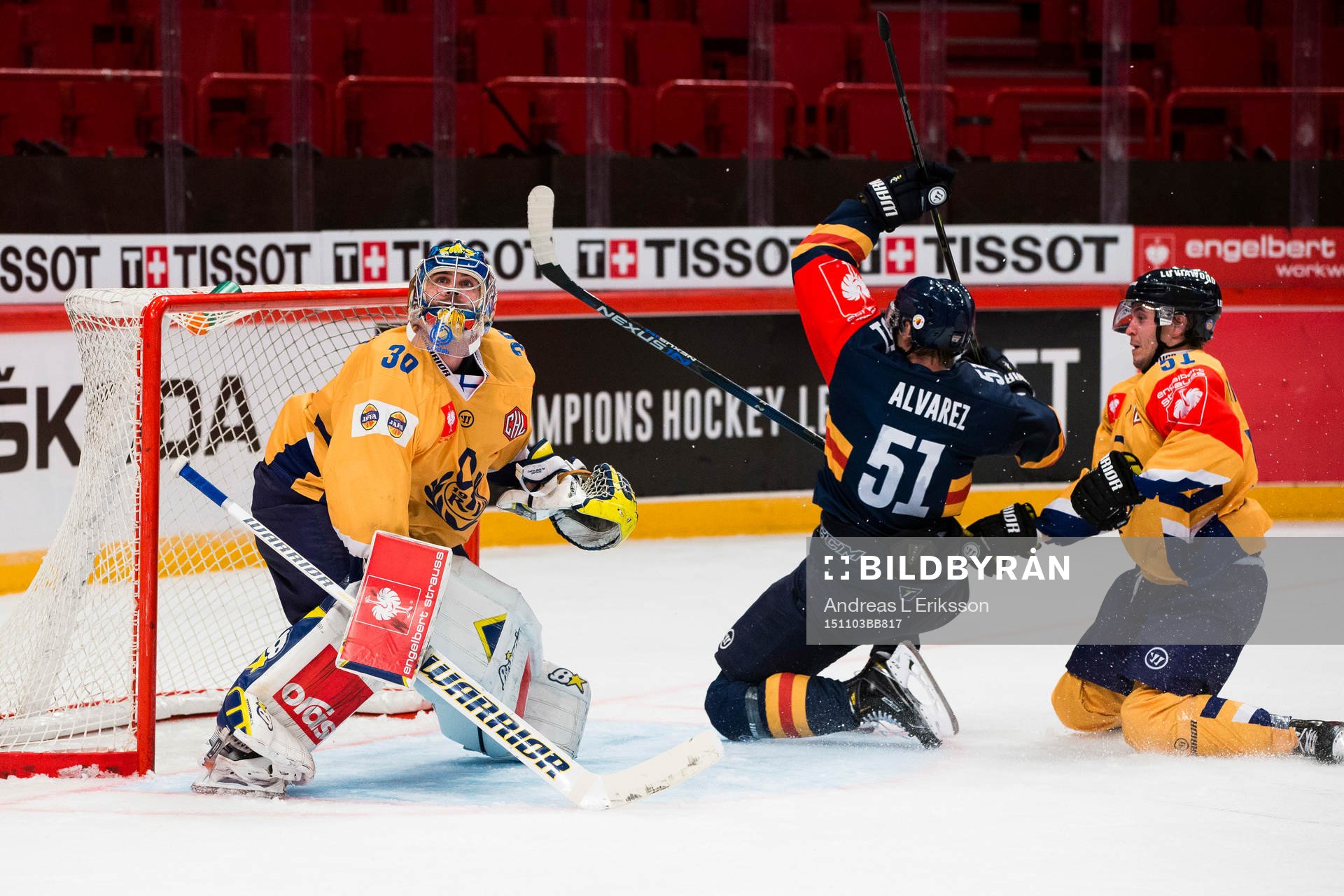 Lukko Raumas målvakt Ryan Zapolski följer pucken medans