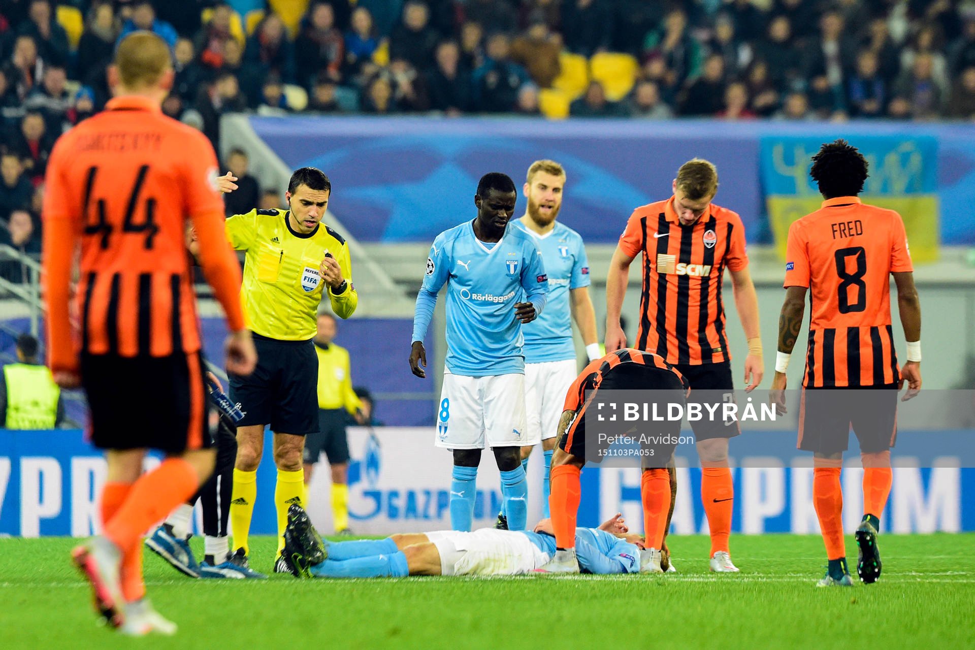 Malmö FFs Oscar Lewicki fick köras av planen på bår