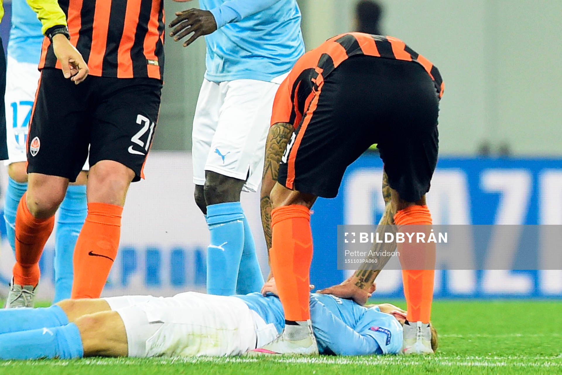 Malmö FFs Oscar Lewicki träffades av en armbåge och blev
