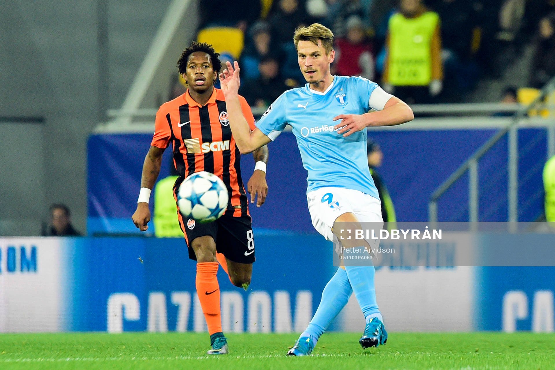 Malmö FFs Markus Rosenberg och Shakhtar Donetsks Fred under fotbollsmatchen i Champions League mellan Shakhtar Donetsk och Malmö FF den 3 november 2015 i Lviv.