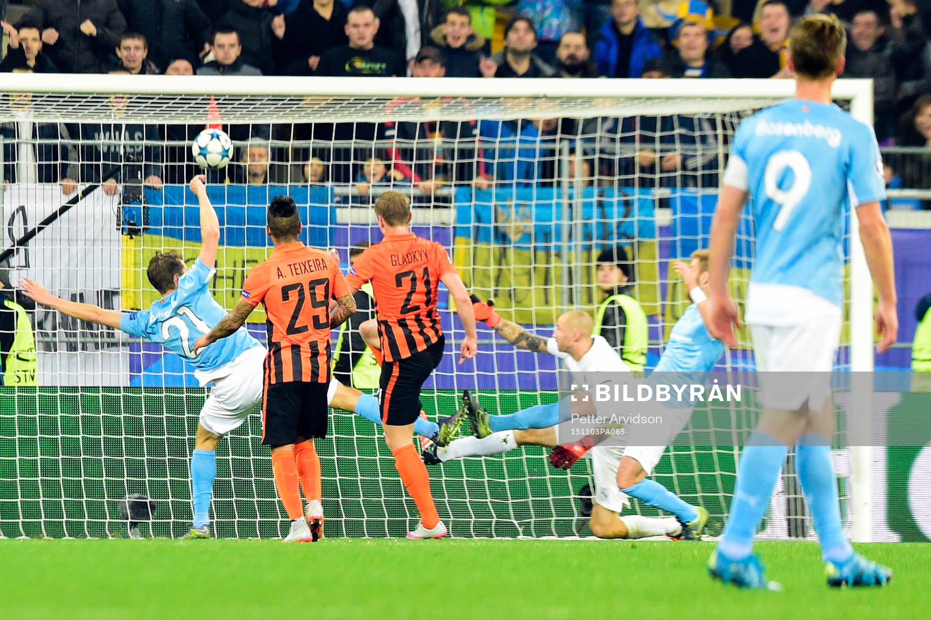 Shakhtar Donetsks Olexandr Gladkiy gör 1-0 under fotbollsmatchen i Champions League mellan Shakhtar Donetsk och Malmö FF den 3 november 2015 i Lviv.