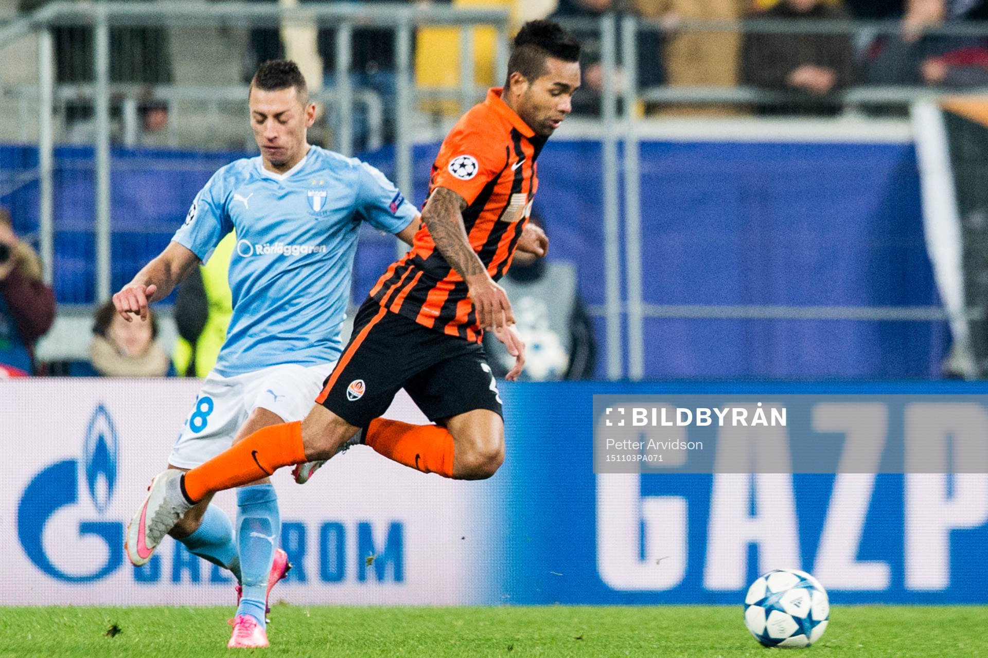 Malmö FFs Nikola Djurjic fäller Shakhtar Donetsks Alex Teixeira under fotbollsmatchen i Champions League mellan Shakhtar Donetsk och Malmö FF den 3 november 2015 i Lviv.