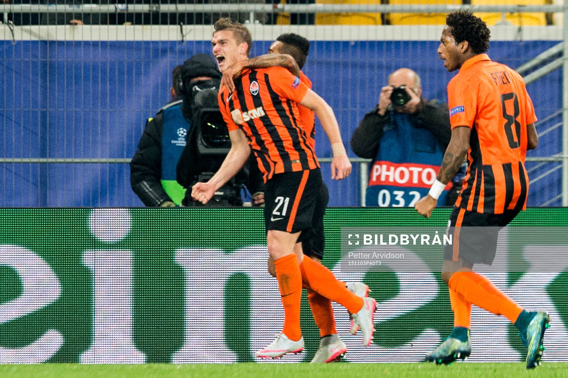 Shakhtar Donetsks Oleksandr Gladkyy jublar efter sitt 1-0 mål under fotbollsmatchen i Champions League mellan Shakhtar Donetsk och Malmö FF den 3 november 2015 i Lviv.