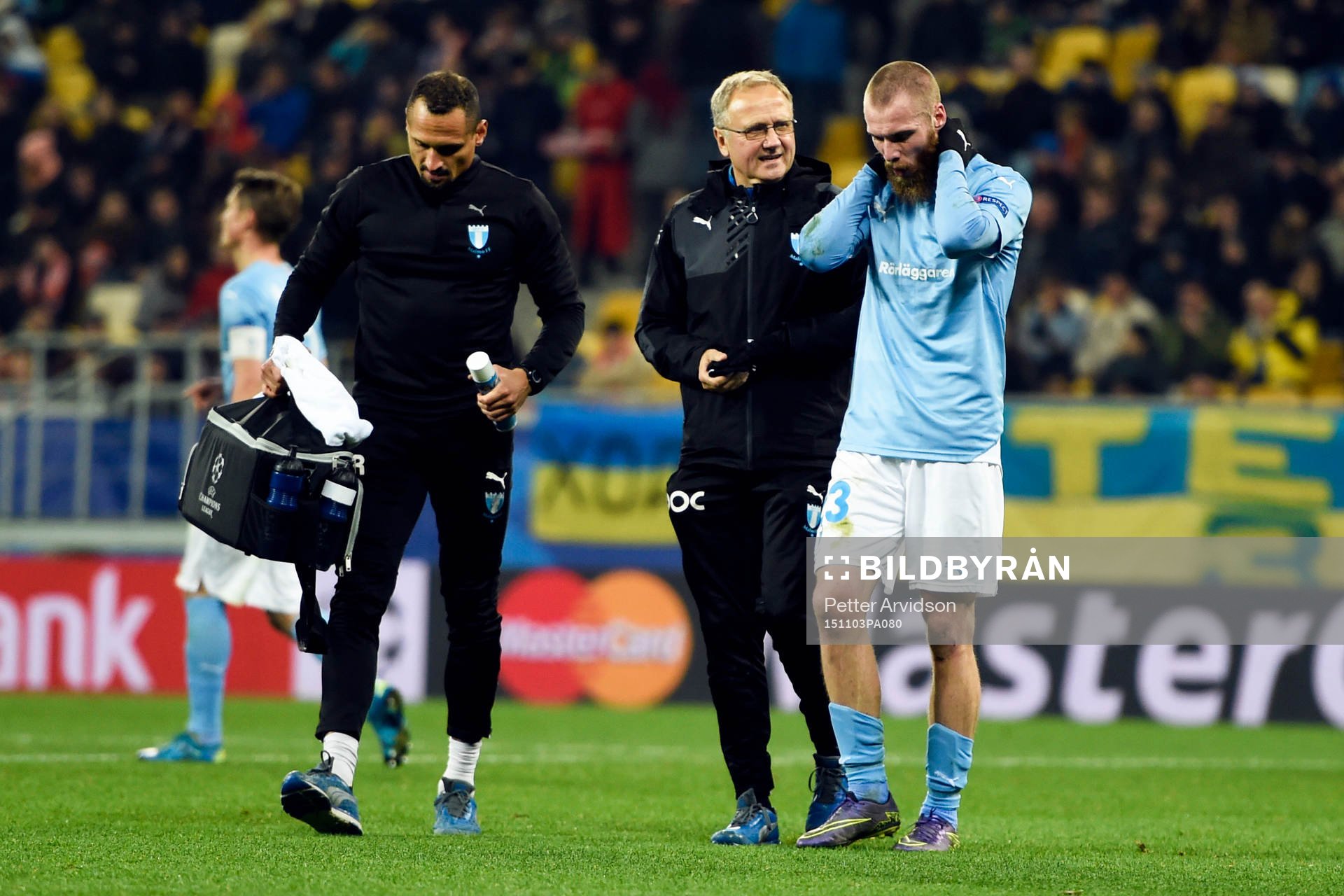 Malmö FFs Jo Inge Berget får hjälp av planen