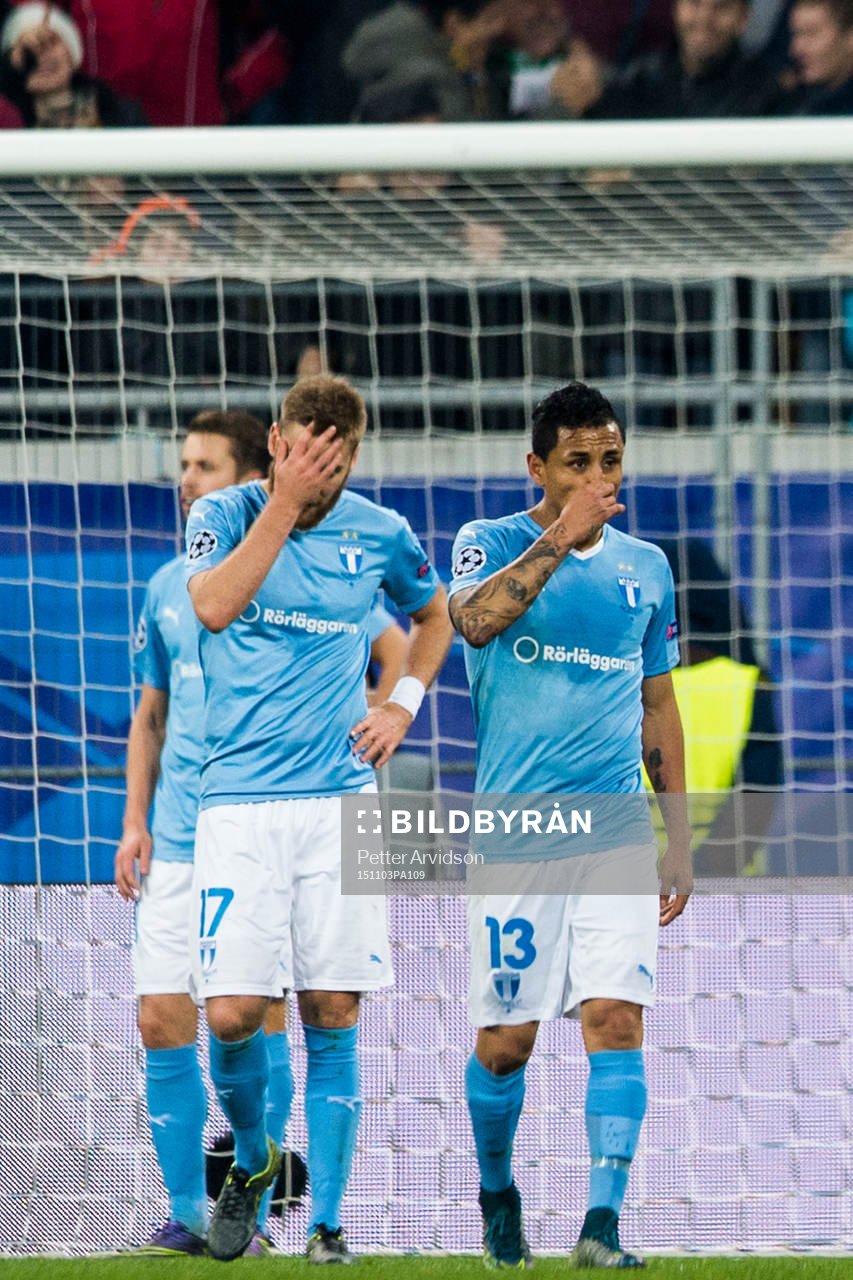Malmö FFs Rasmus Bengtsson och Yoshimar Yotún deppar