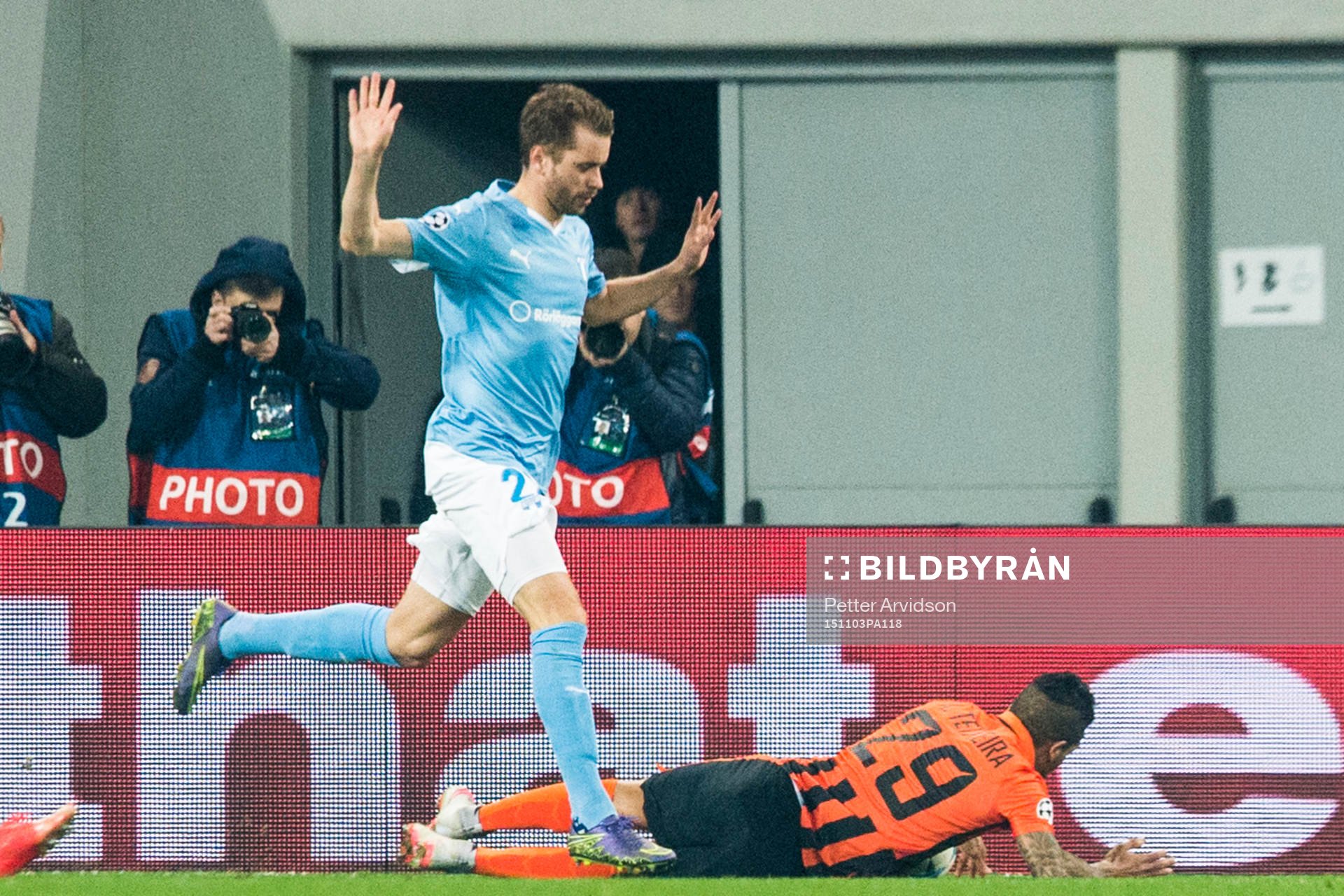 Malmö FFs Kari Arnason fäller Shakhtar Donetsks Alex Teixeira och det döms straff under fotbollsmatchen i Champions League mellan Shakhtar Donetsk och Malmö FF den 3 november 2015 i Lviv.