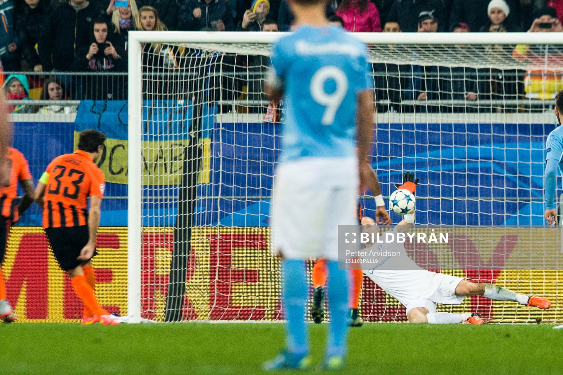 Shakhtar Donetsks Darijo Srna skjuter in 2-0 på straff bakom Malmö FFs målvakt Johan Wiland under fotbollsmatchen i Champions League mellan Shakhtar Donetsk och Malmö FF den 3 november 2015 i Lviv.