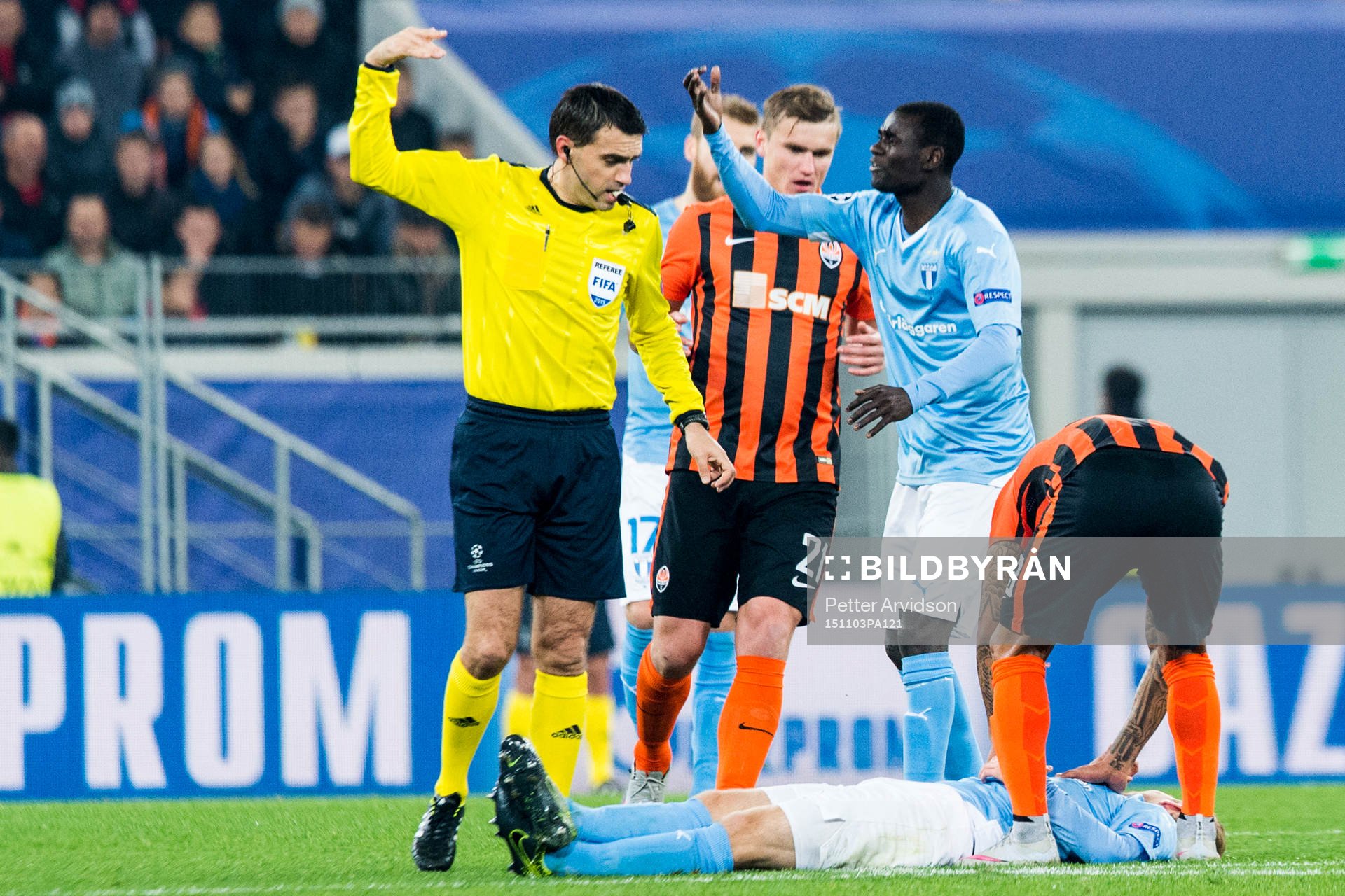 Domare Ovidiu Hategan och Enock Kofi Adu kallar in läkare