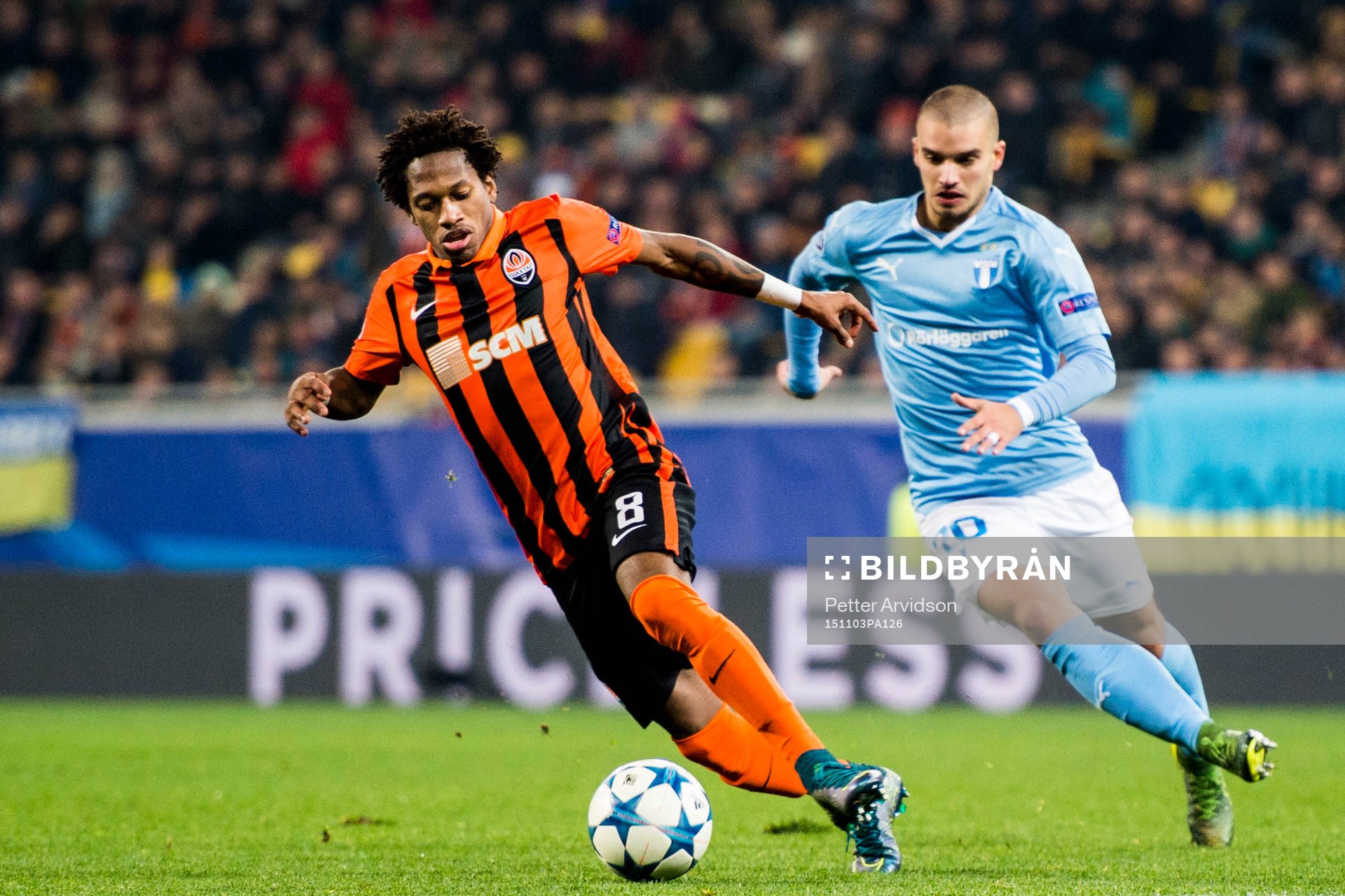 Shakhtar Donetsks Fred och Malmö FFs Vladimir Rodic under fotbollsmatchen i Champions League mellan Shakhtar Donetsk och Malmö FF den 3 november 2015 i Lviv.