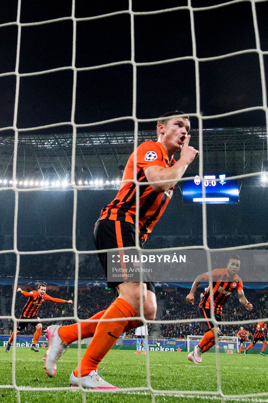 Shakhtar Donetsks Oleksandr Gladkyy jublar efter sitt 1-0 mål, i bakgrunden Bernard (tv) och Alex Teixeira (th) under fotbollsmatchen i Champions League mellan Shakhtar Donetsk och Malmö FF den 3 november 2015 i Lviv.