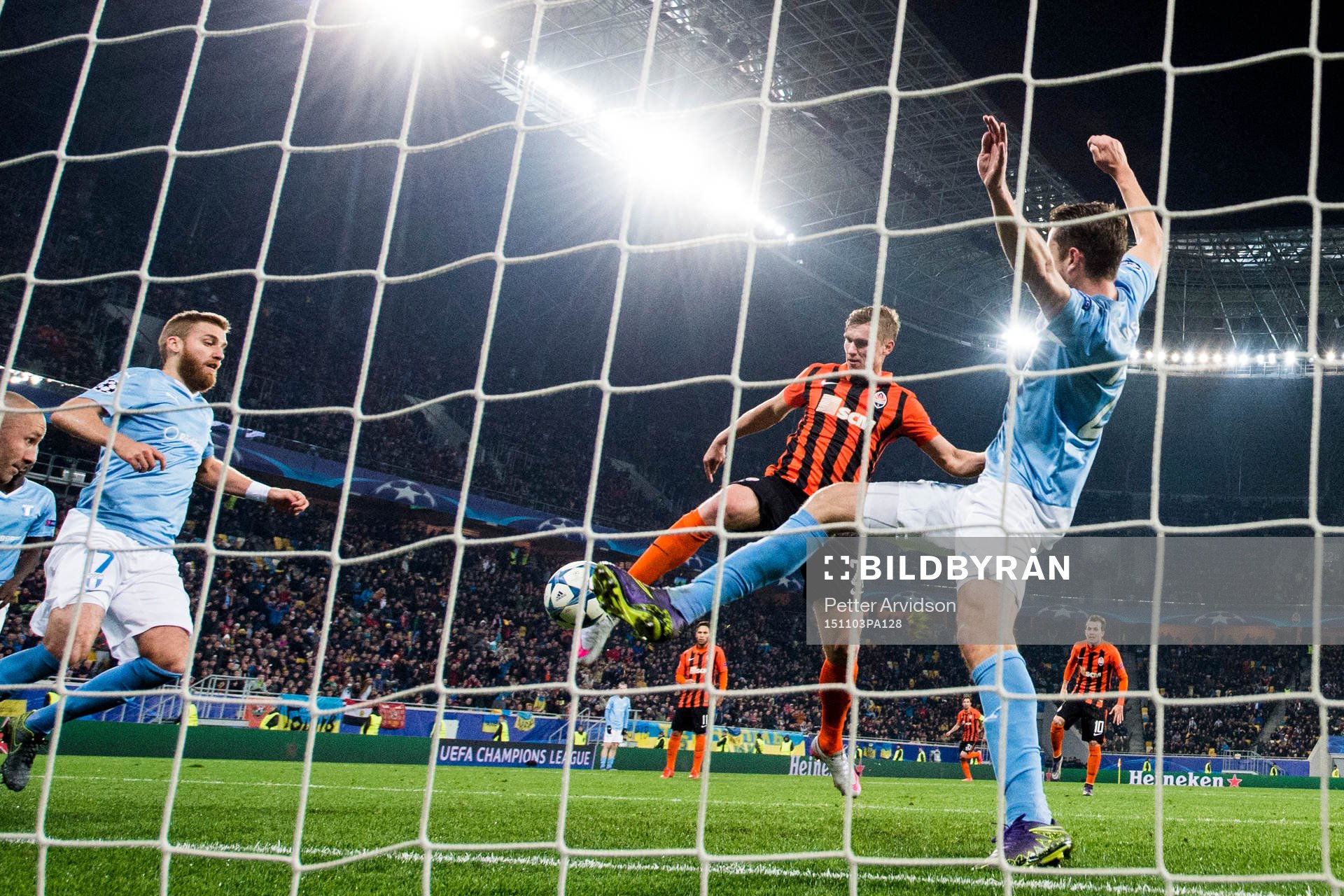 Shakhtar Donetsks Oleksandr Gladkyy gör 1-0 i kamp med Malmö FFs Rasmus Bengtsson och Kari Arnason under fotbollsmatchen i Champions League mellan Shakhtar Donetsk och Malmö FF den 3 november 2015 i Lviv.