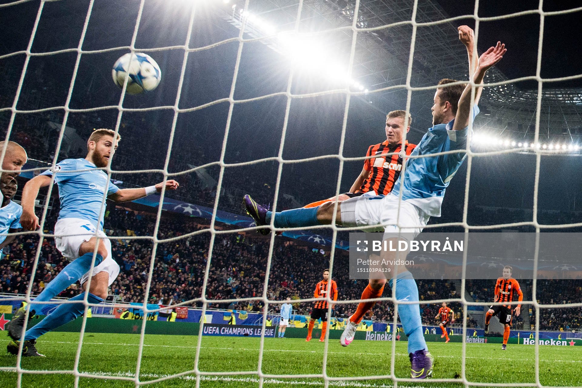 Shakhtar Donetsks Oleksandr Gladkyy gör 1-0 i kamp med Malmö FFs Rasmus Bengtsson och Kari Arnason under fotbollsmatchen i Champions League mellan Shakhtar Donetsk och Malmö FF den 3 november 2015 i Lviv.