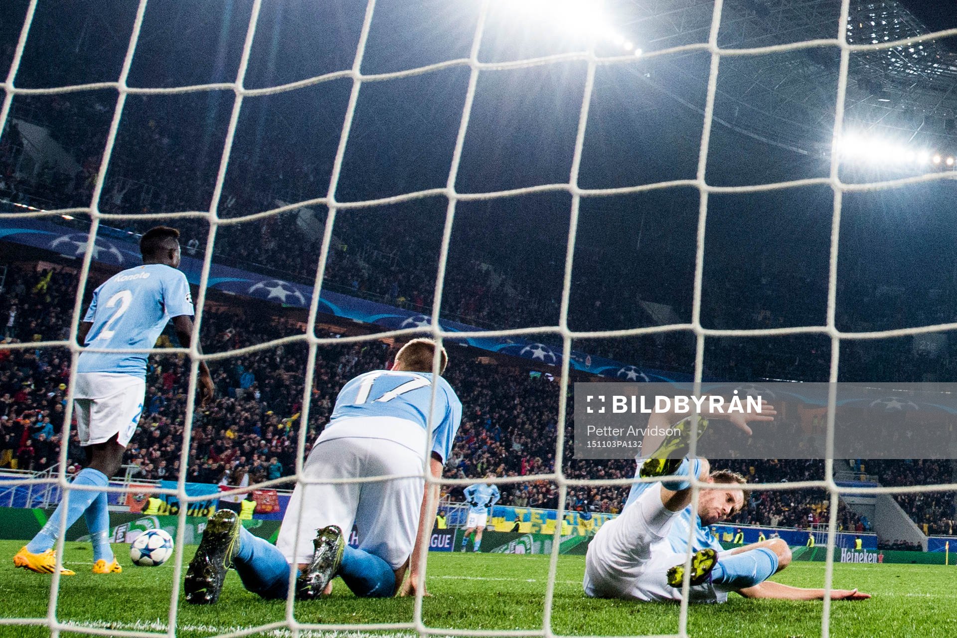 Malmö FFs Kari Arnason (th) deppar