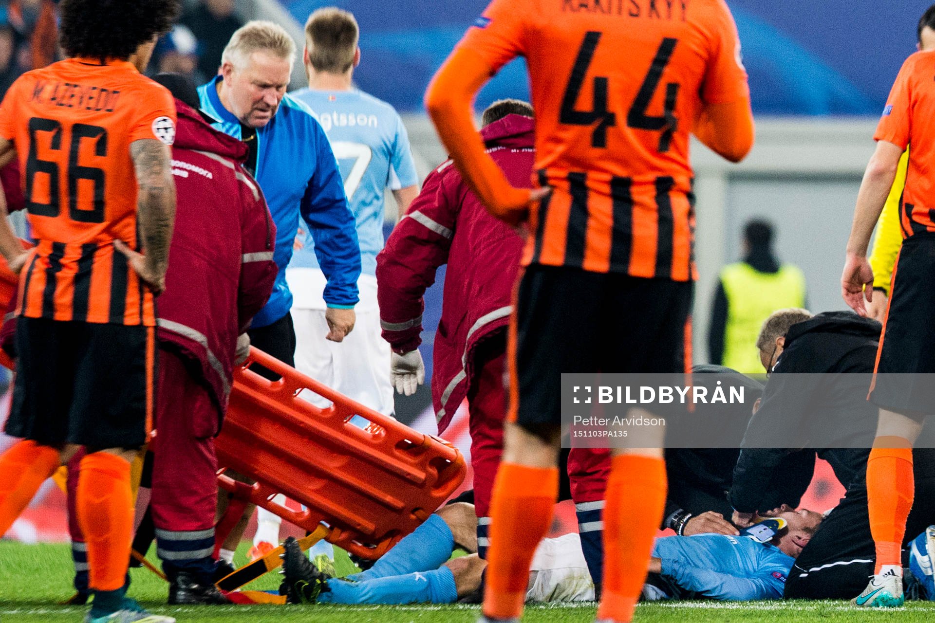 Malmö FFs Oscar Lewicki skadad, bärs ut på bår