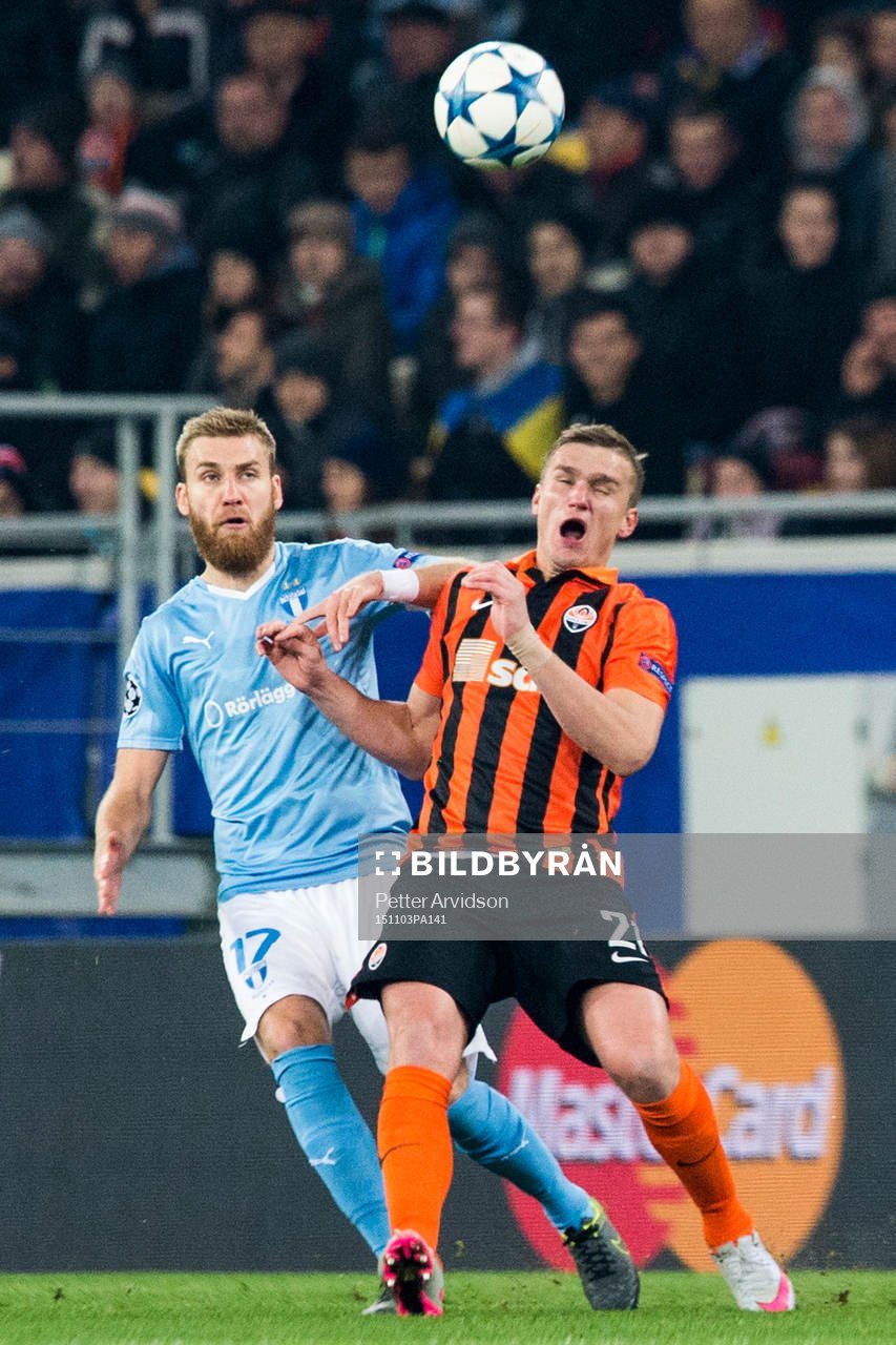 Malmö FFs Rasmus Bengtsson i kamp med Shakhtar Donetsks Oleksandr Gladkyy under fotbollsmatchen i Champions League mellan Shakhtar Donetsk och Malmö FF den 3 november 2015 i Lviv.
