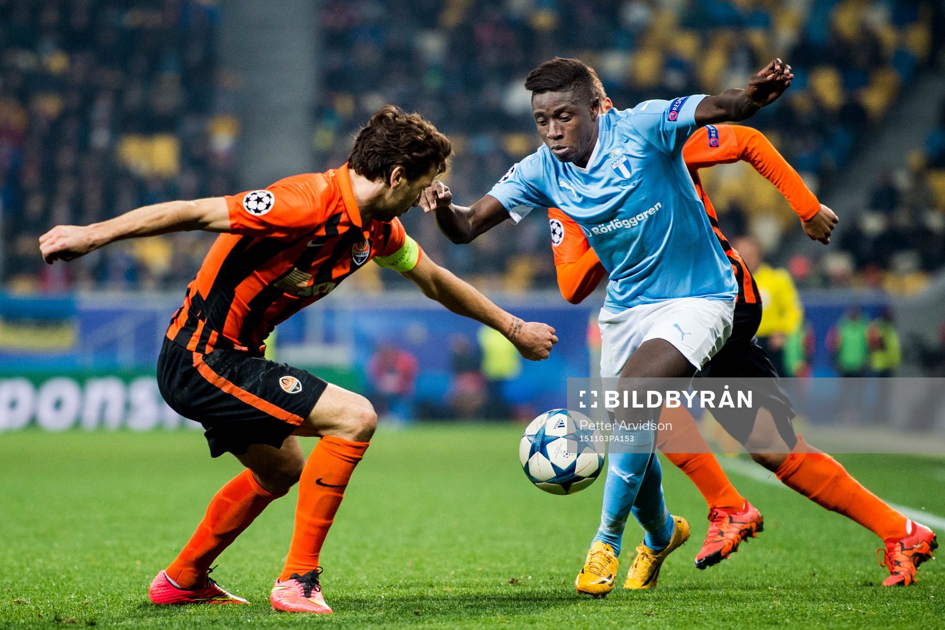 Malmö FFs Pa Konate utmanar Shakhtar Donetsks Darijo Srna under fotbollsmatchen i Champions League mellan Shakhtar Donetsk och Malmö FF den 3 november 2015 i Lviv.