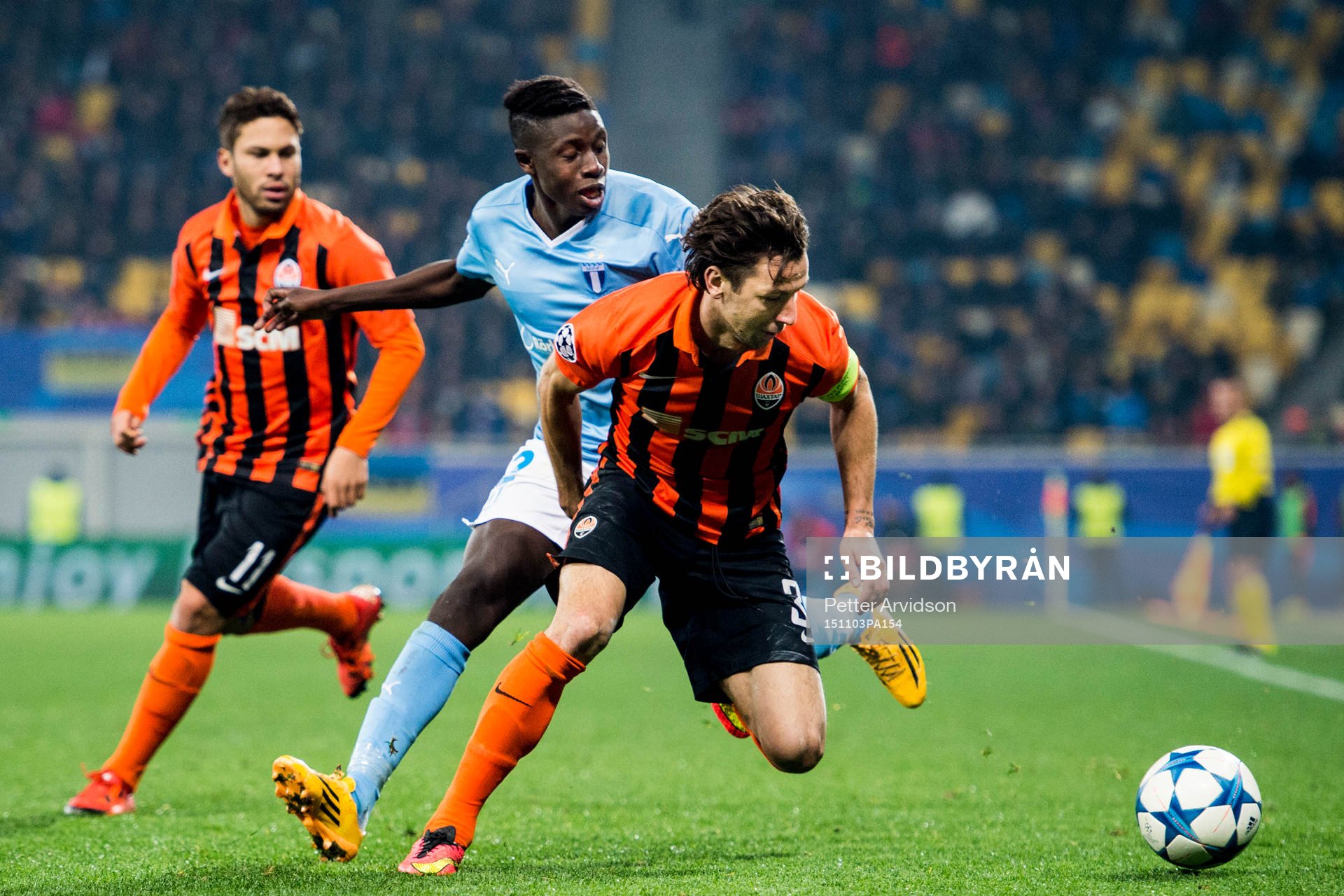Malmö FFs Pa Konate mot Shakhtar Donetsks Darijo Srna under fotbollsmatchen i Champions League mellan Shakhtar Donetsk och Malmö FF den 3 november 2015 i Lviv.