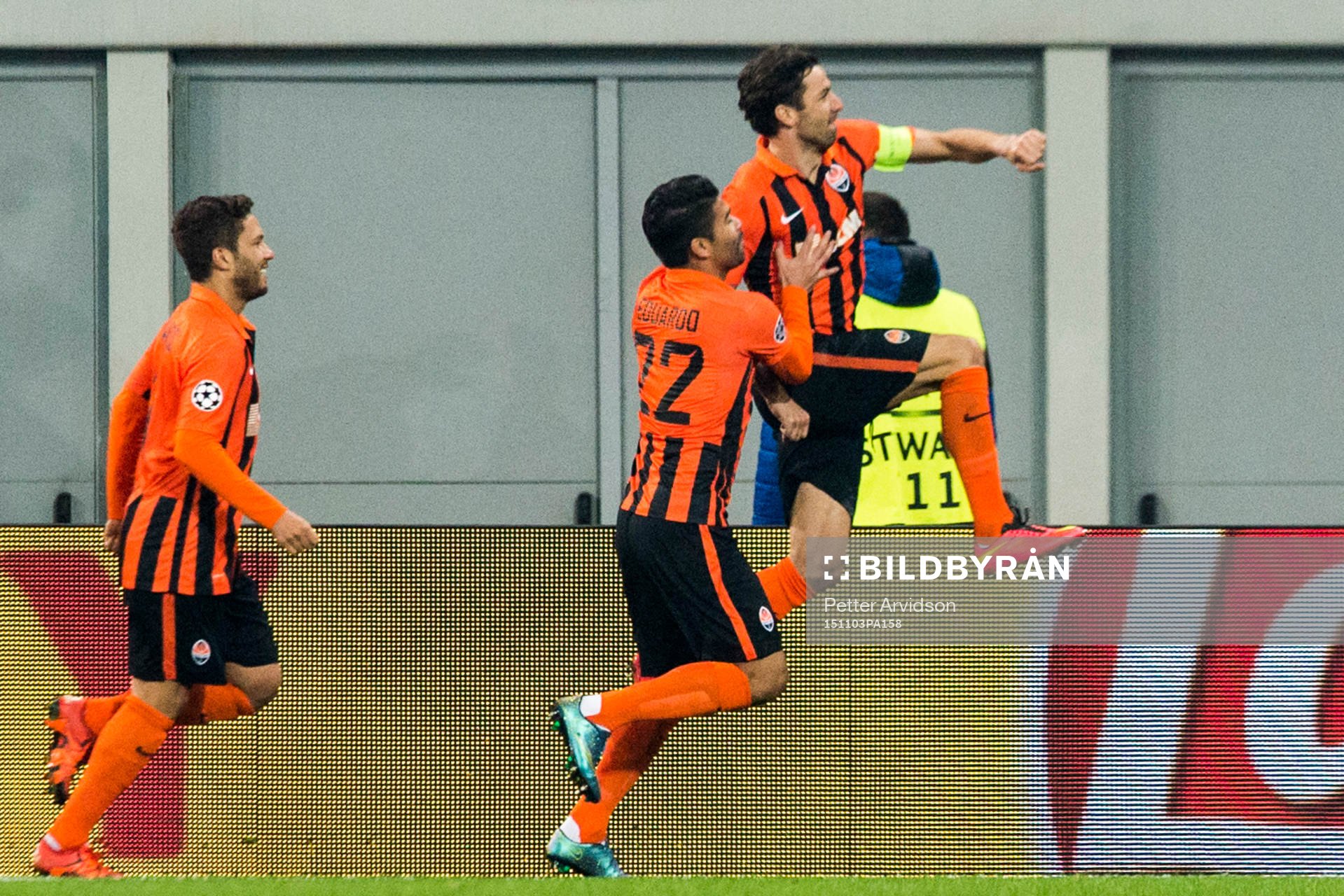 Shakhtar Donetsks Darijo Srna och Eduardo jublar