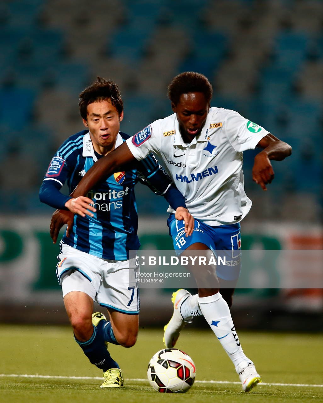 Djurgårdens Seon Yong-Yoon och Norrköpings Tidjani Diawara