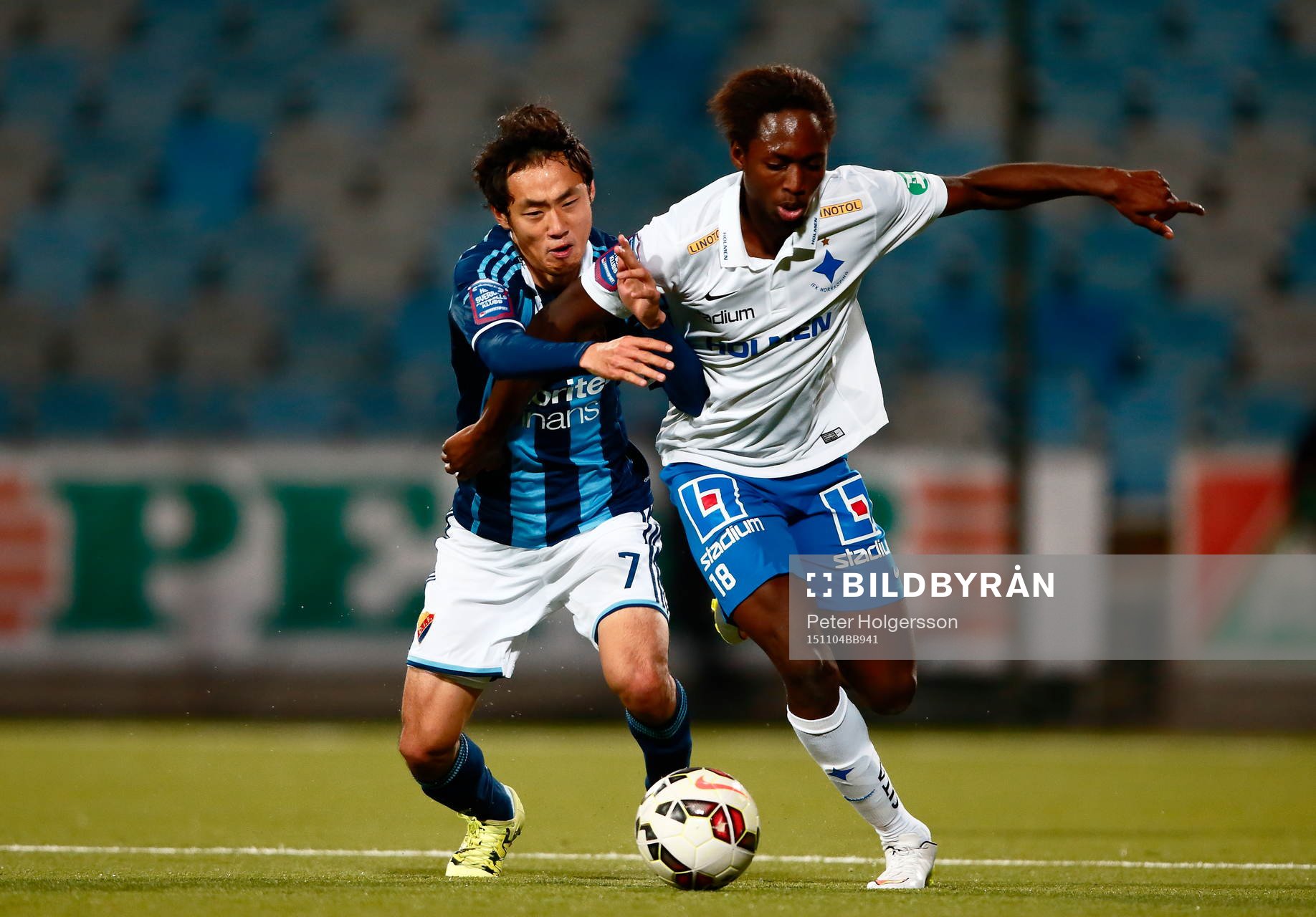 Djurgårdens Seon Yong-Yoon och Norrköpings Tidjani Diawara