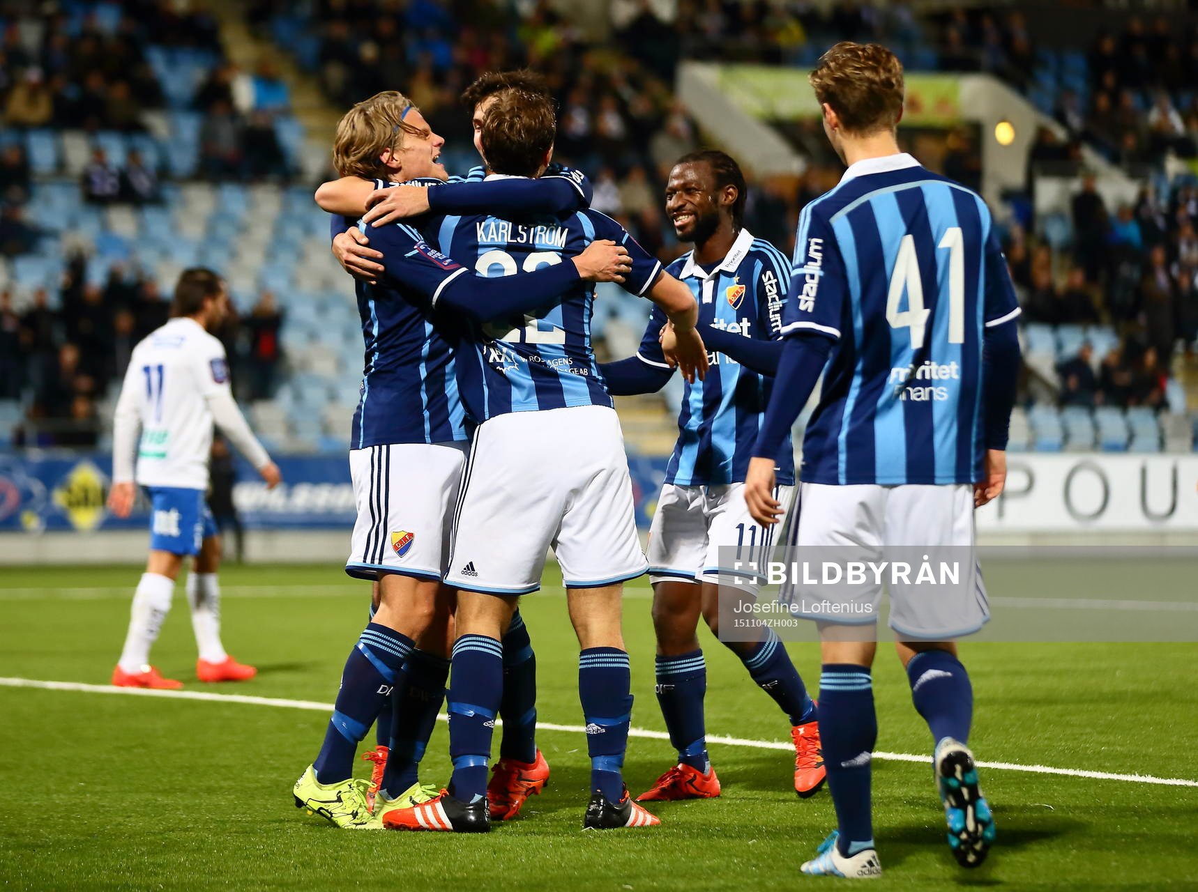 Djurgårdens Tim Björkström jublar och blir omkramad