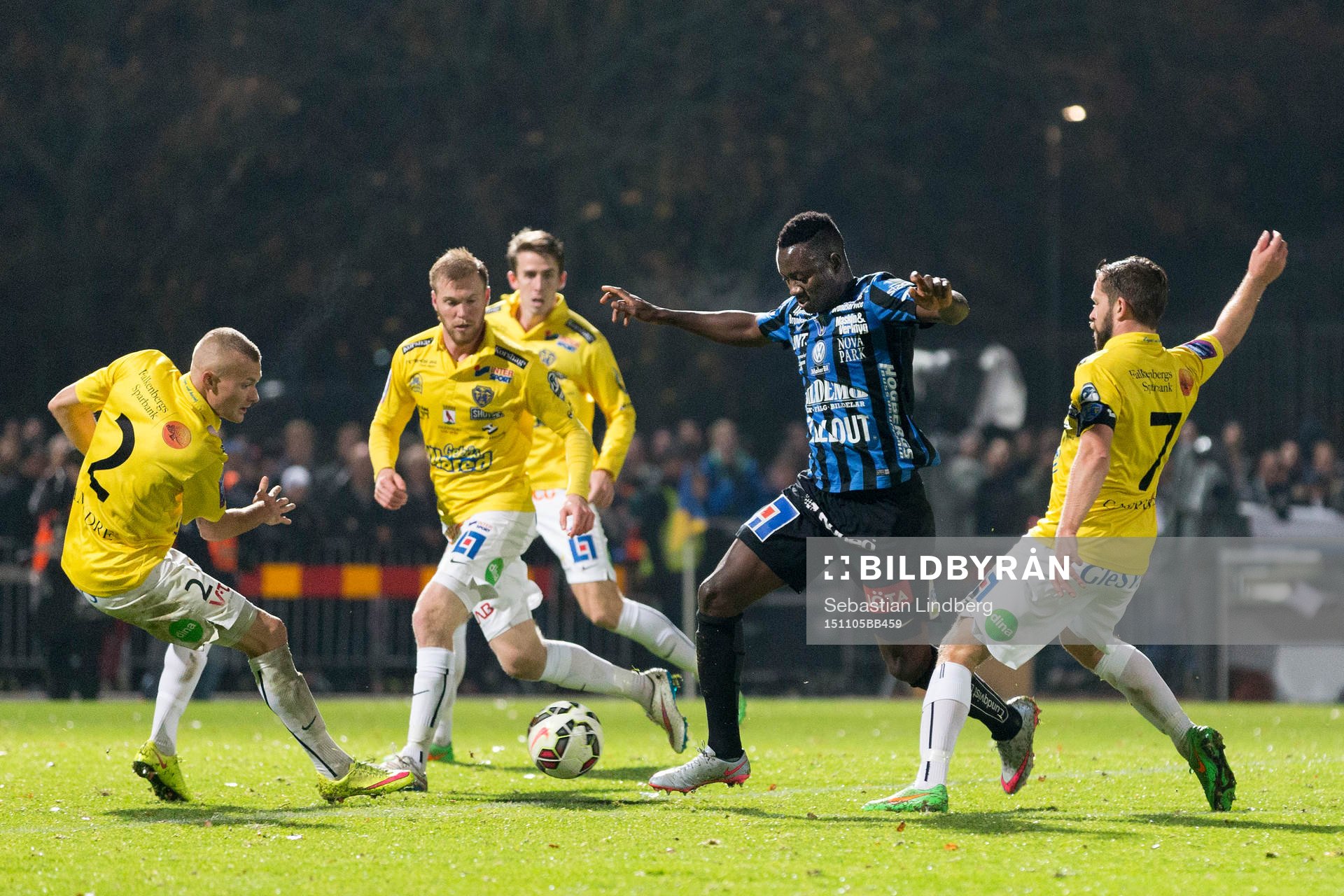 Sirius tvåmålsskytt Moses Ogbu mot Falkenbergs spelare