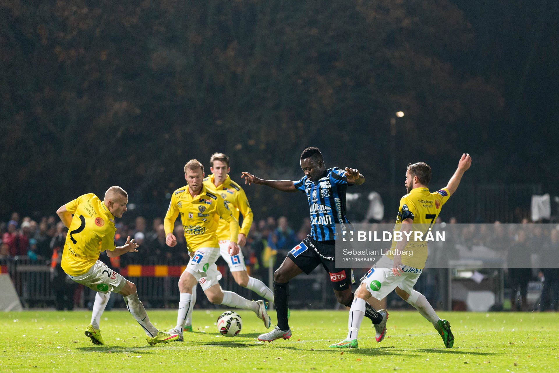 Sirius tvåmålsskytt Moses Ogbu mot Falkenbergs spelare