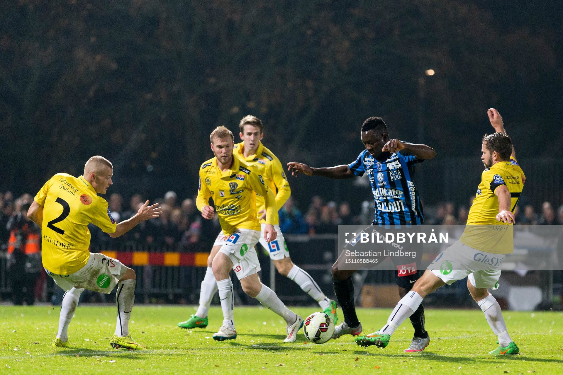 Sirius tvåmålsskytt Moses Ogbu mot Falkenbergs spelare