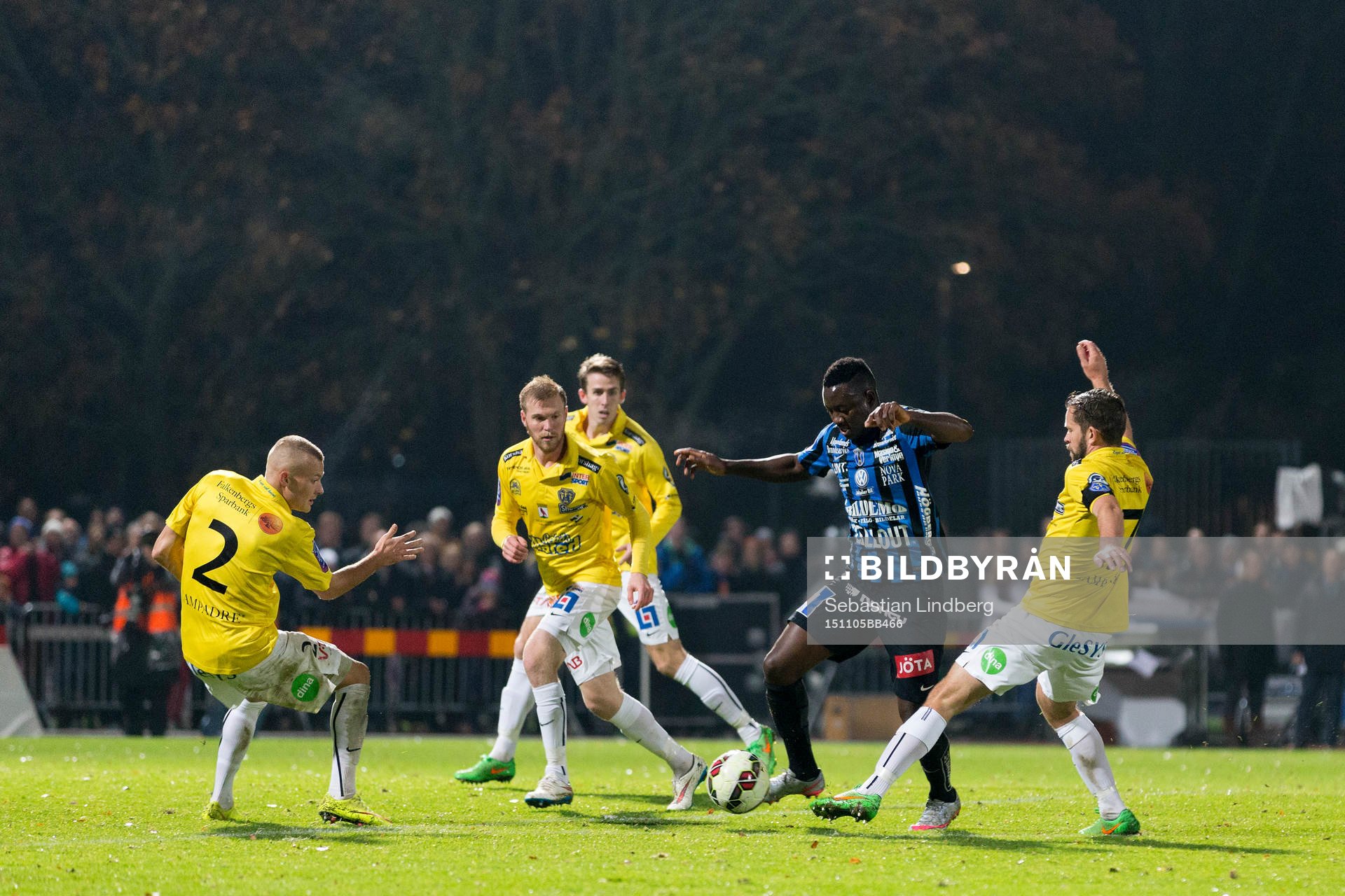 Sirius tvåmålsskytt Moses Ogbu mot Falkenbergs spelare