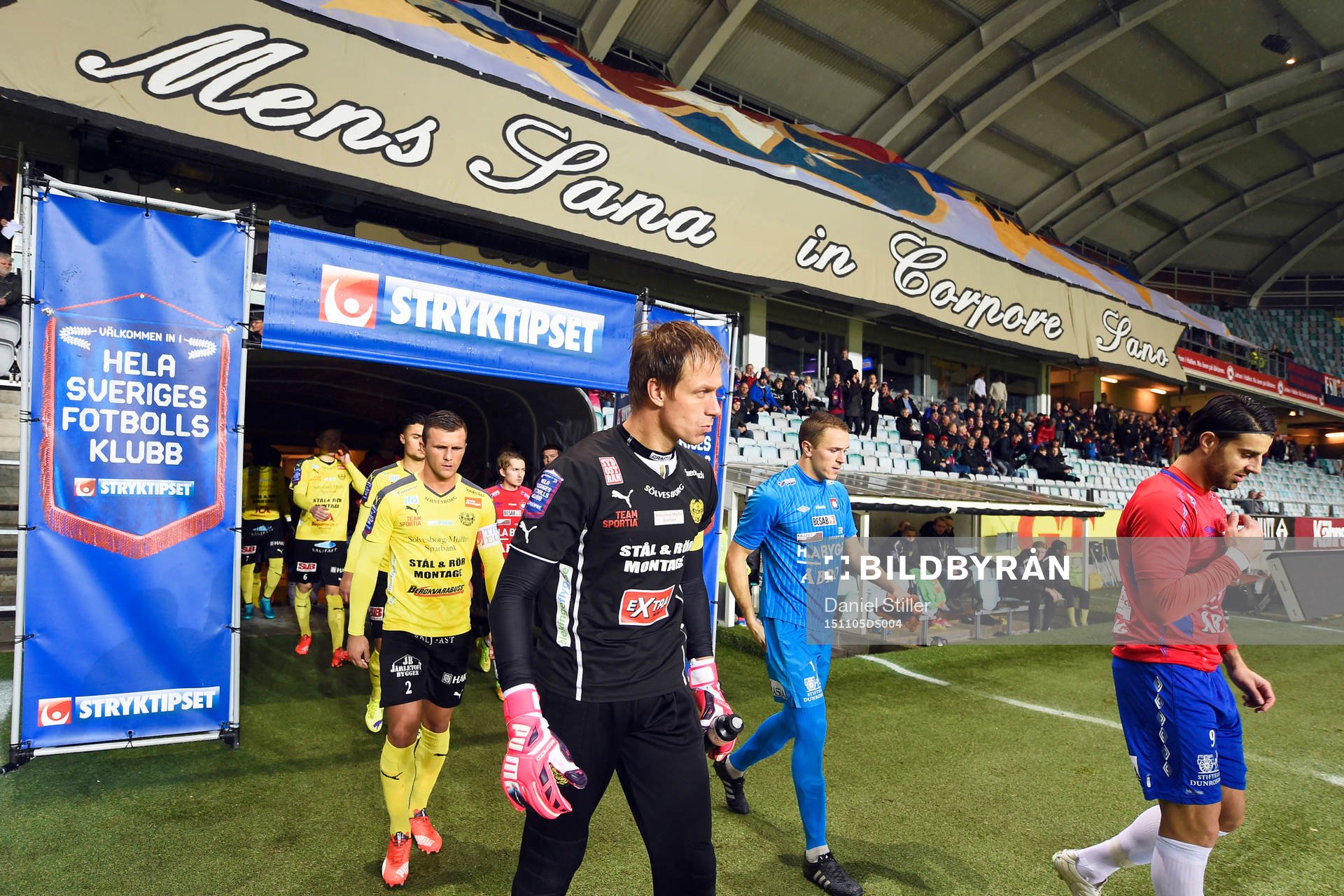 Lagen tågar in för fotbollsmatchen i kvalet till