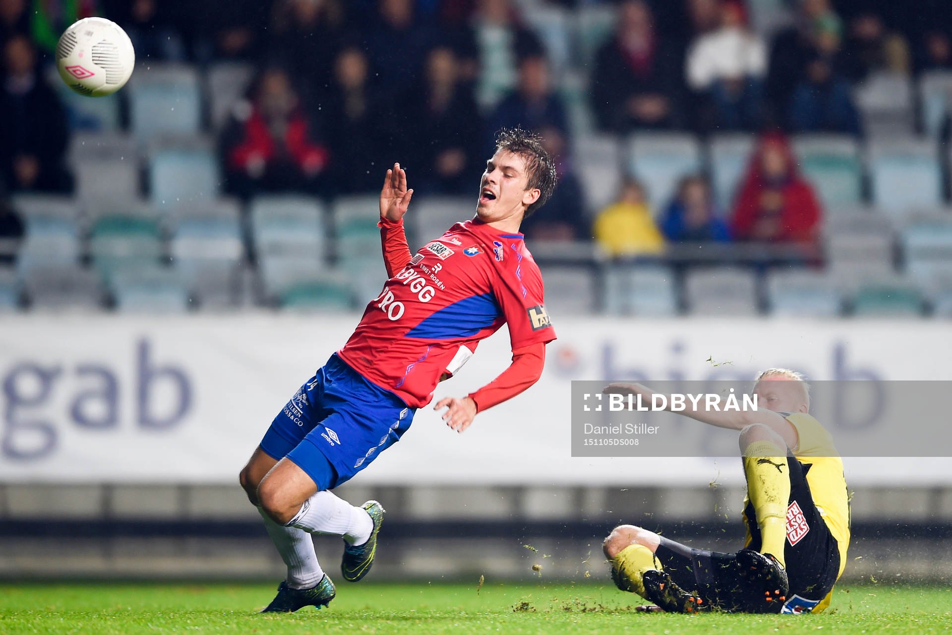 Örgrytes Daniel Paulson och Mjällbys Robin Cederberg