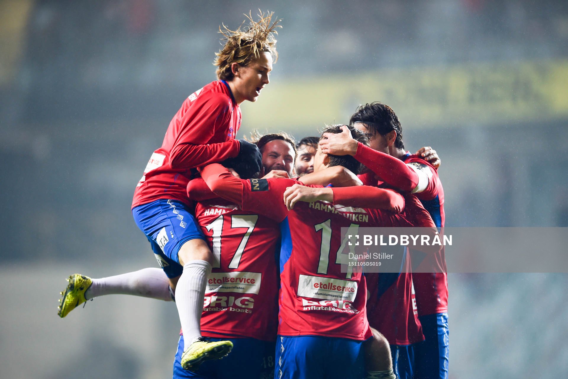 Örgrytes Andreas Östling hoppar högst efter att Daniel Paulson gjort 1-0 under fotbollsmatchen i kvalet till Superettan mellan Örgryte och Mjällby den 5 november 2015 i Göteborg.