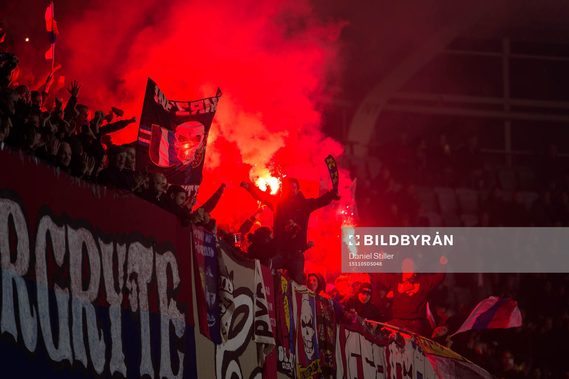 Örgrytes fans jublar och eldar bengaler