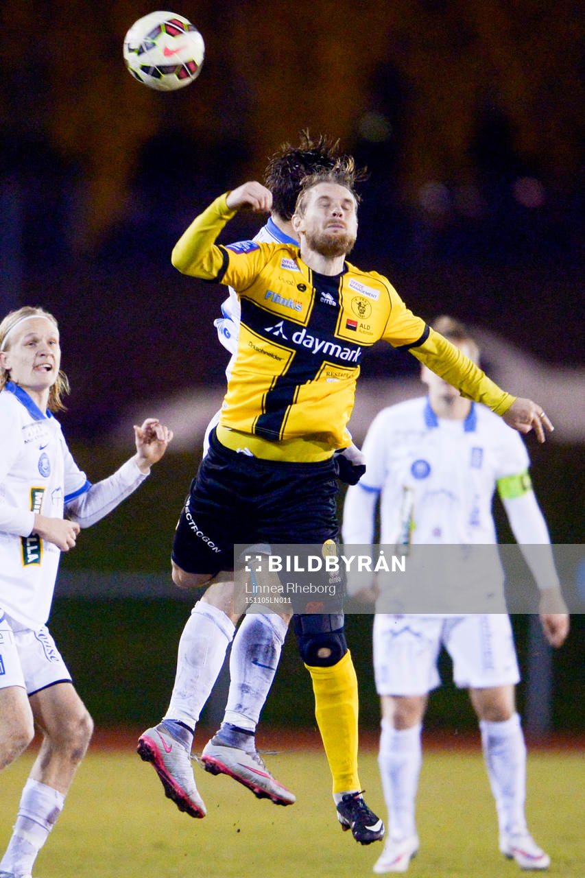 Frejs Richard Spong och Akropolis Kostas Stavrothanasopoulos under fotbollsmatchen och kval till Superettan mellan Akropolis IF och Ik Frej den 5 november 2015 i Stockholm.