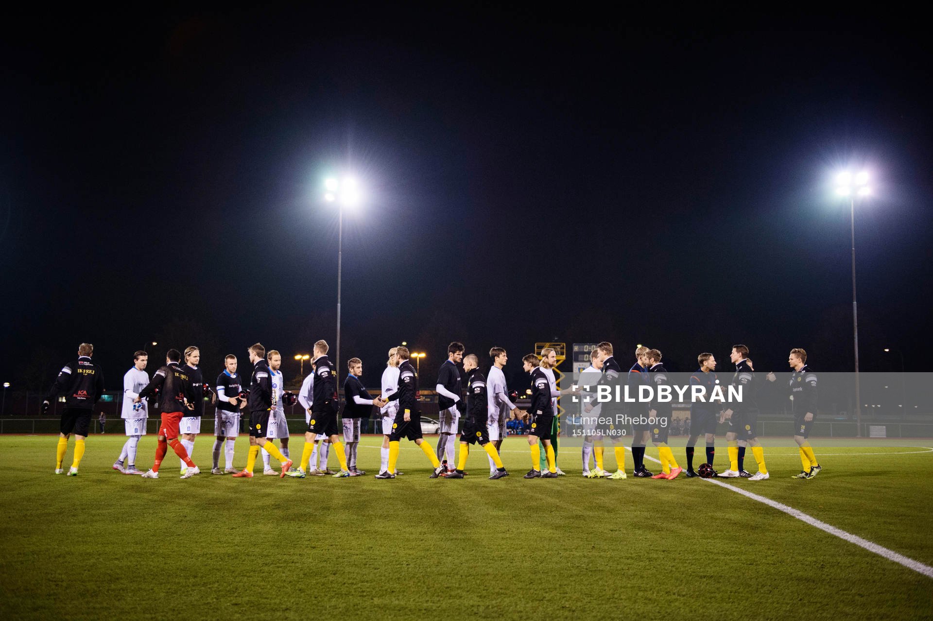 Akropolis och Frej hälsar på varandra