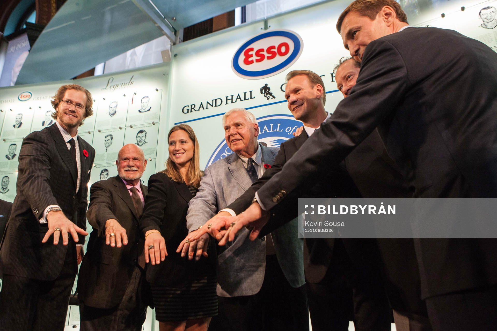 Nicklas Lidstrom and his fellow inductees show off their