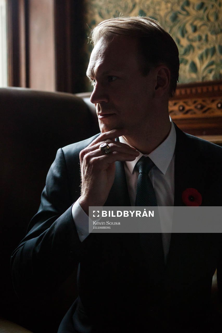 Nicklas Lidstrom shows off his ring