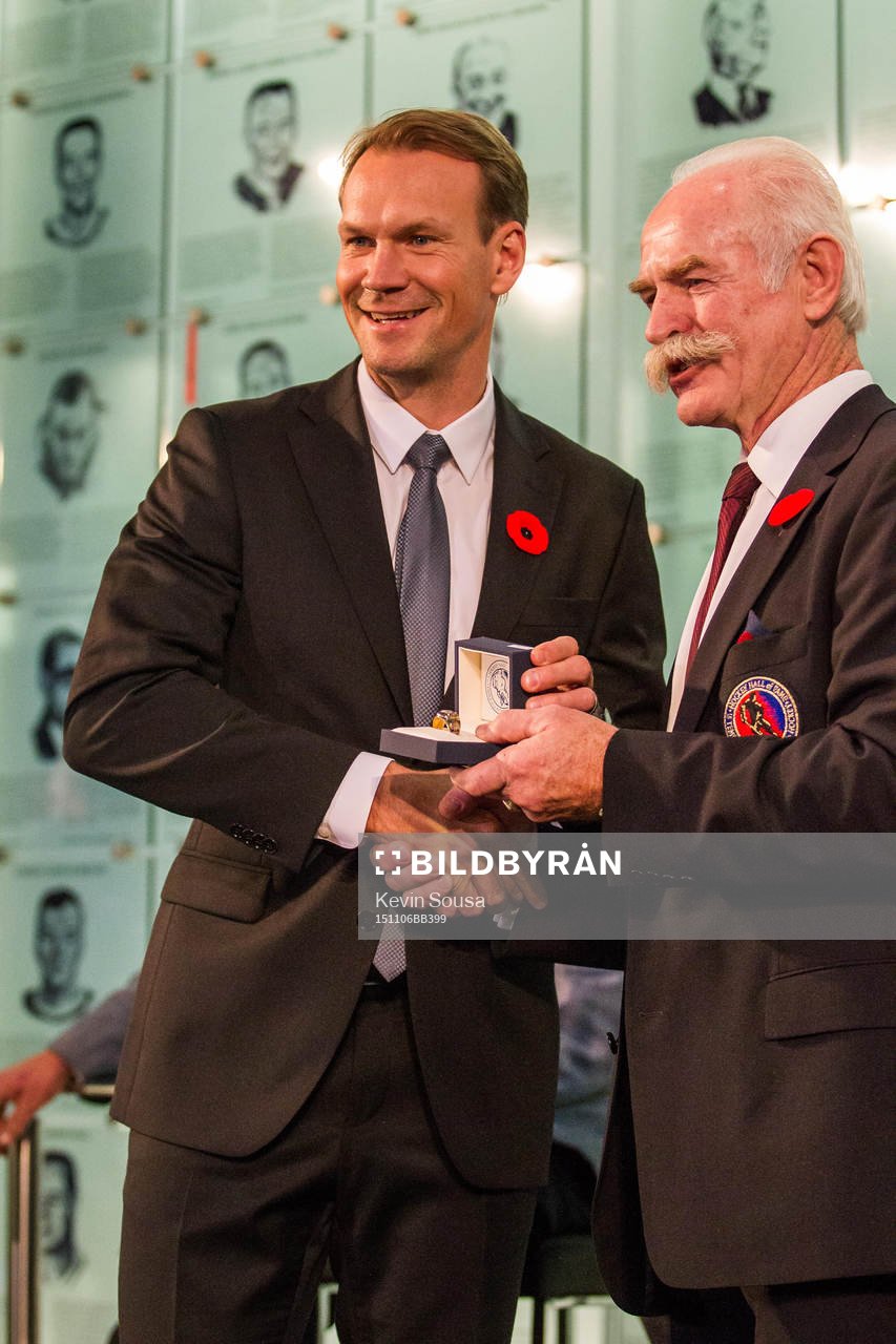 Nicklas Lidstrom is presented with his ring by Larry