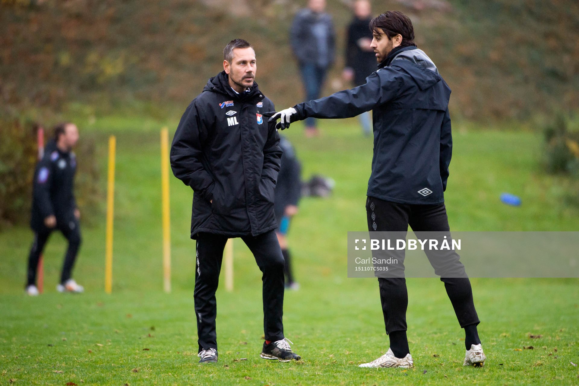 Örgrytes tränare Marcus Lantz pratar med George Mourad