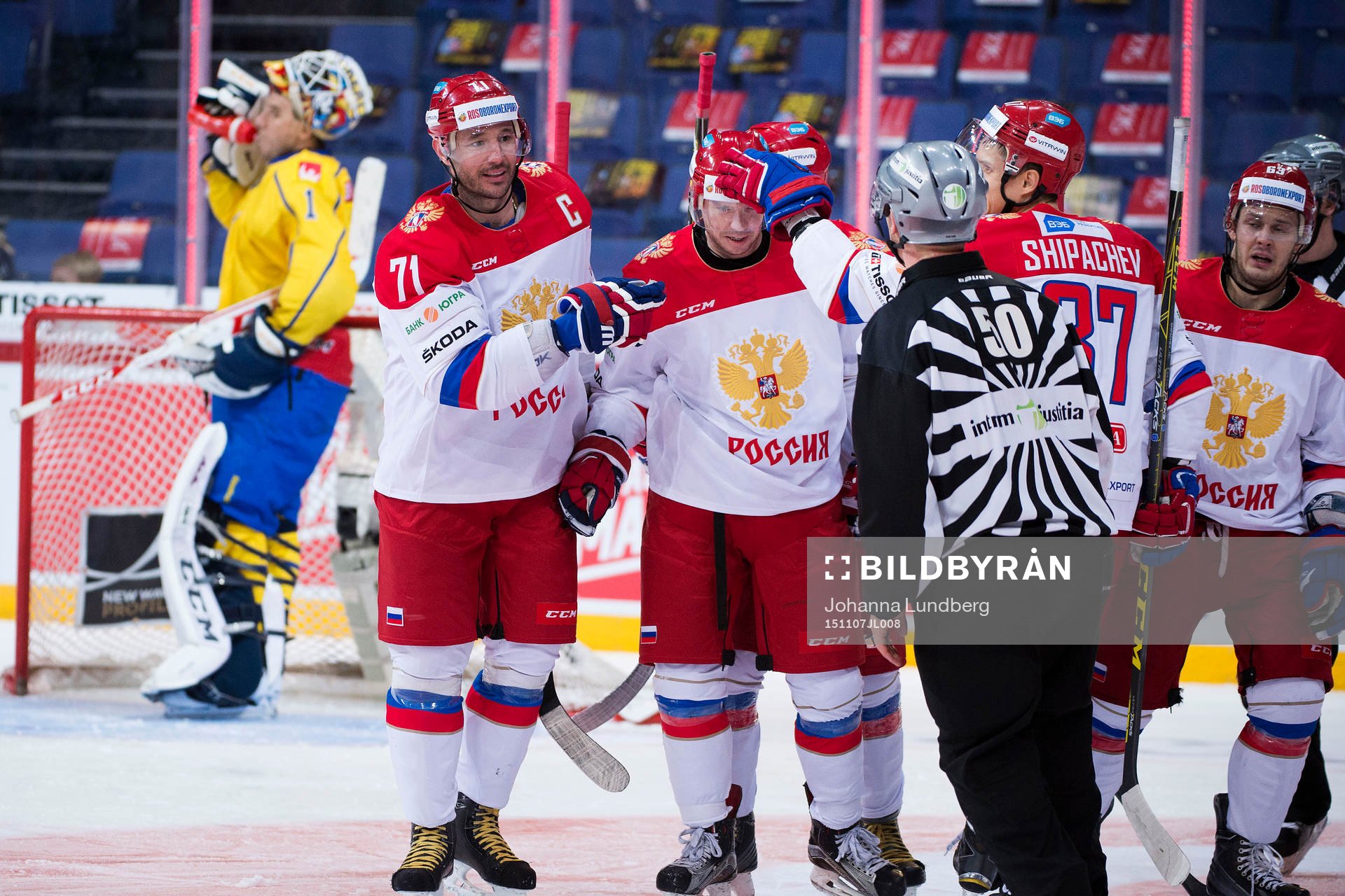 Rysslands Ilya Kovalchuk (tv) gratulerar Sergei Mozyakin