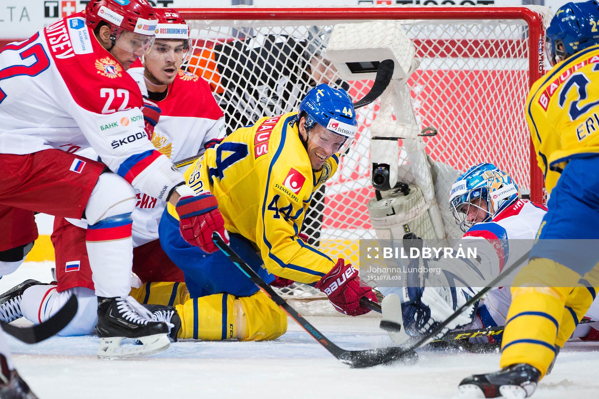 Sveriges Nicklas Danielsson i kamp om pucken mot Rysslands