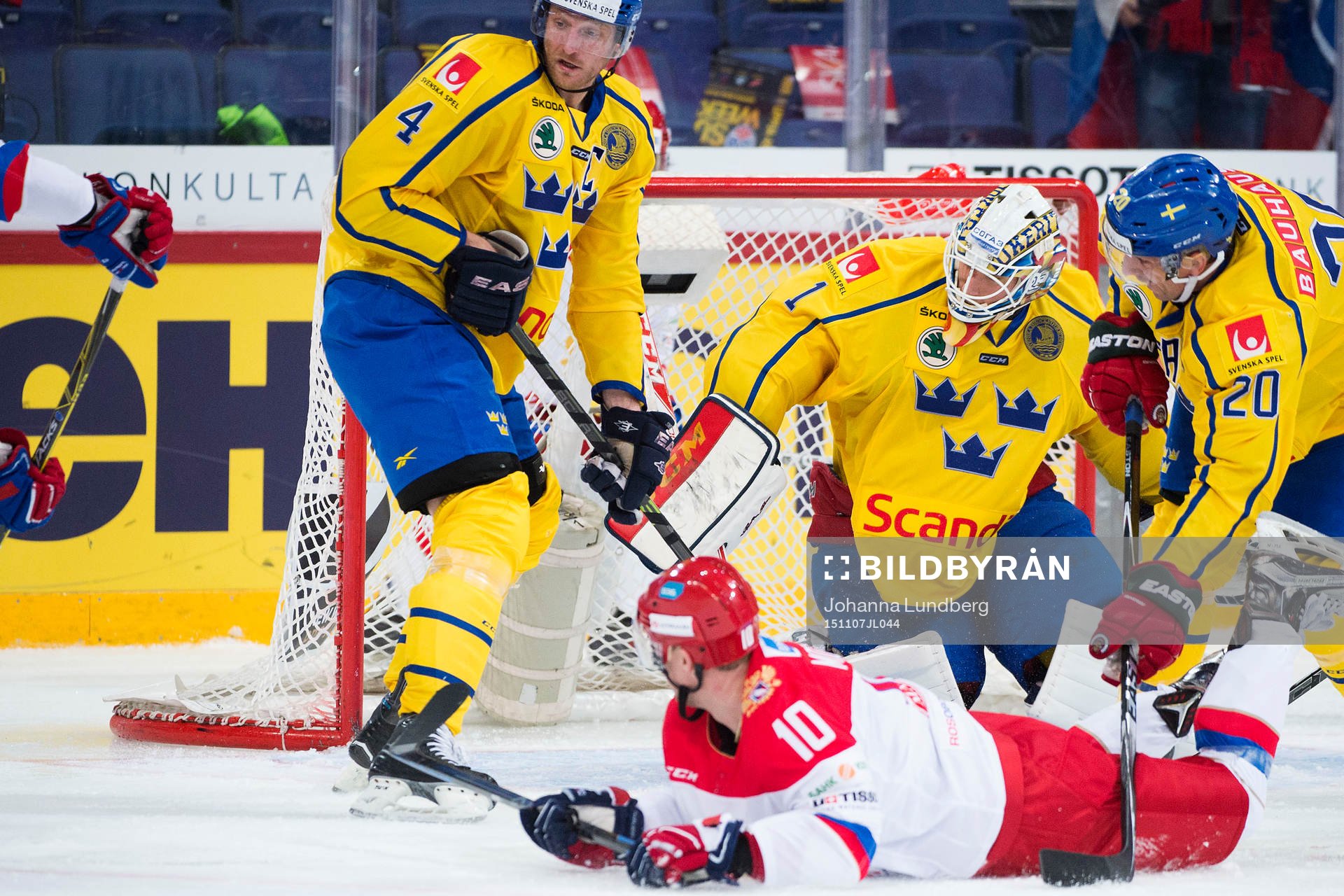 Sveriges Staffan Kronwall, målvakt Henrik Karlsson och
